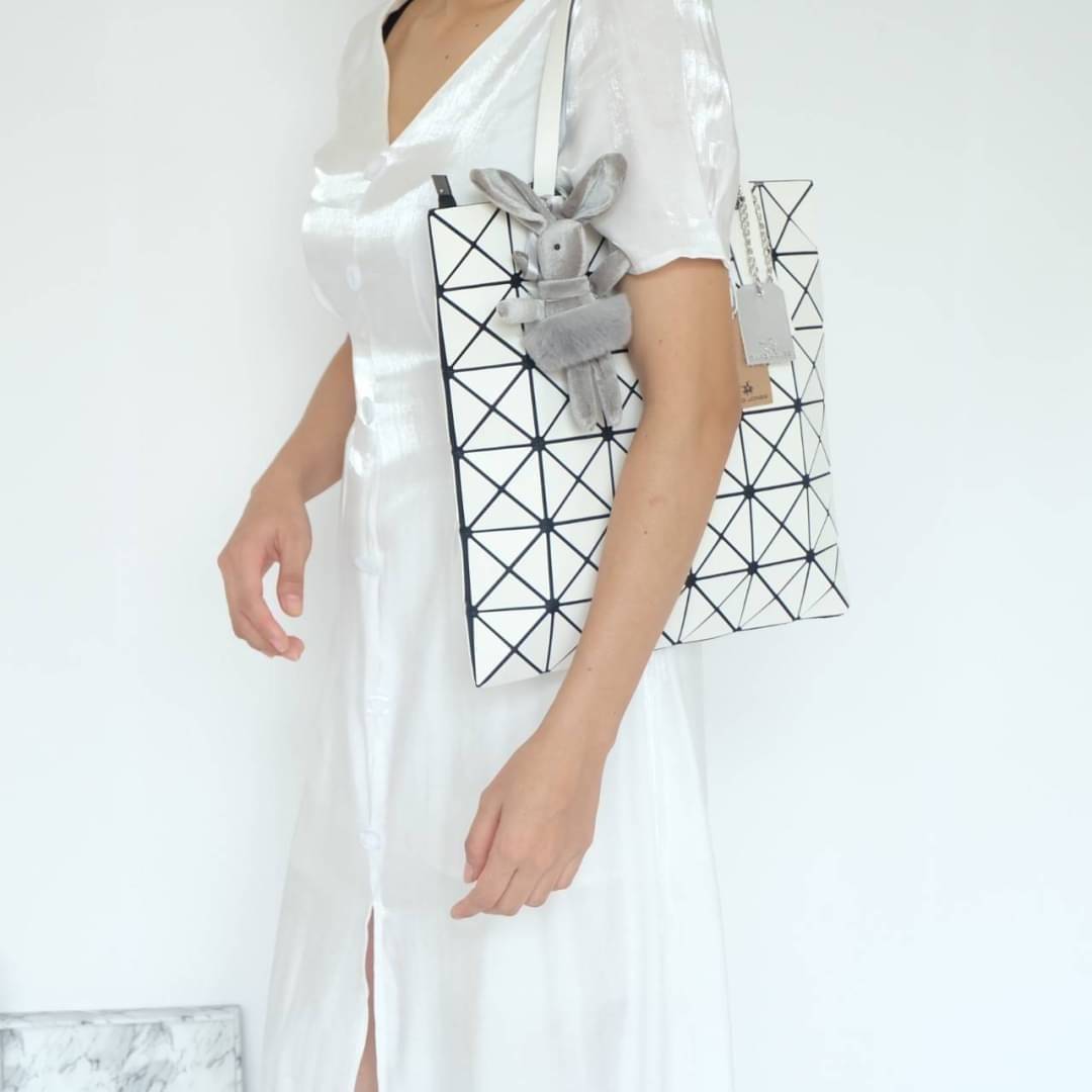 ทรงสุดฮิตจากแบรนด์ David Jones รุ่น Candy color ใบนี้ มาพร้อมกับน้องกระต่าย สีเข้า set กับกระเป๋าคะ กระเป๋า ทรง Tote