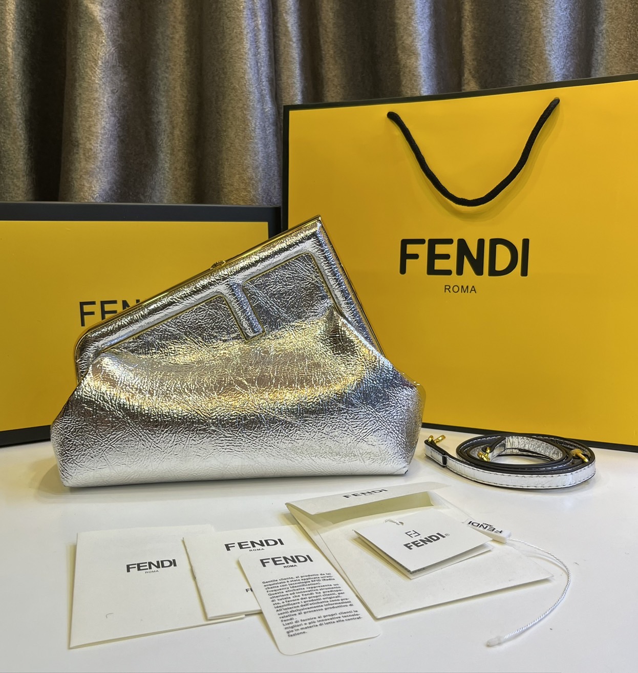 พร้อมส่ง 6 สี FENDI First Midi bag กระเป๋าทรงคลัชมาพร้อมสายสะพาย รูปลักษณ์สวยงามทันสมัย 🧡 เกรดออริจินอล 1:1 สลับแท้ ใช้งานต่างประเทศได้