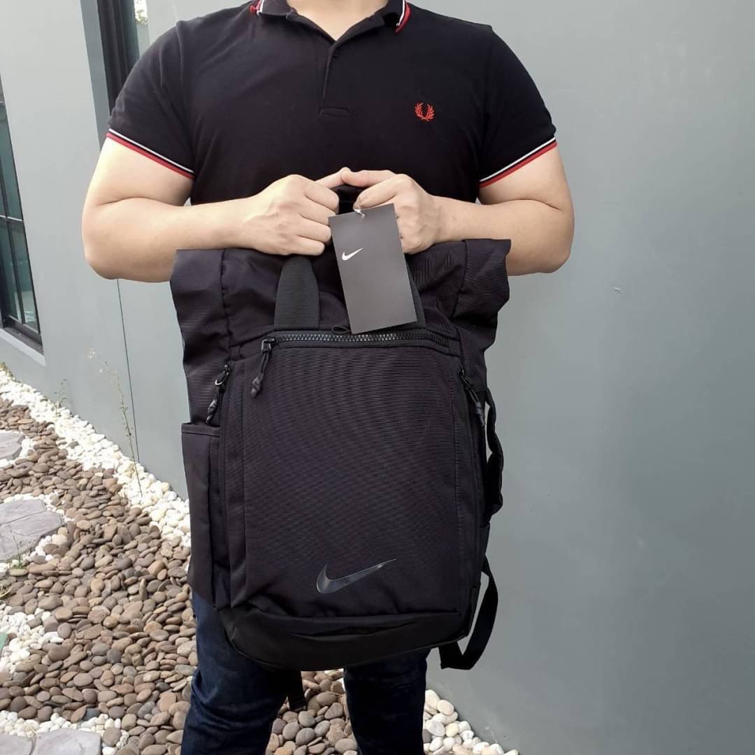กระเป๋าเป้ใบใหญ่ Nike อะไหล่สีดำด้านหน้ามีโลโก้แบรนด์สีดำทั้งใบ ด้านหน้ามีช่องซิปใหญ่จุของได้เยอะมาก