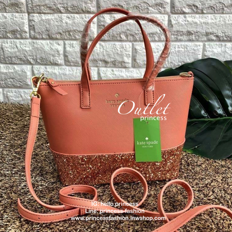 Kate spade new york glitter crossbody bag 2019 พร้อมส่งค่ะ!! กระเป๋าถือ//สะพายข้างได้ วัสดุหนังซาฟเฟียโน่ผสมกริตเตอร์ตรงขอบล่าง เพิ่มความโดดเด่นเข้ามาให้ สวยงามค่ะ เปิดปิดกระเป๋าแบบซิป ภายในโล่งใส่กระเป๋าสตางค์ใบยาวได้ ของอื่นๆได้พอประมานเลยนะค่ะ มีช่องซิ