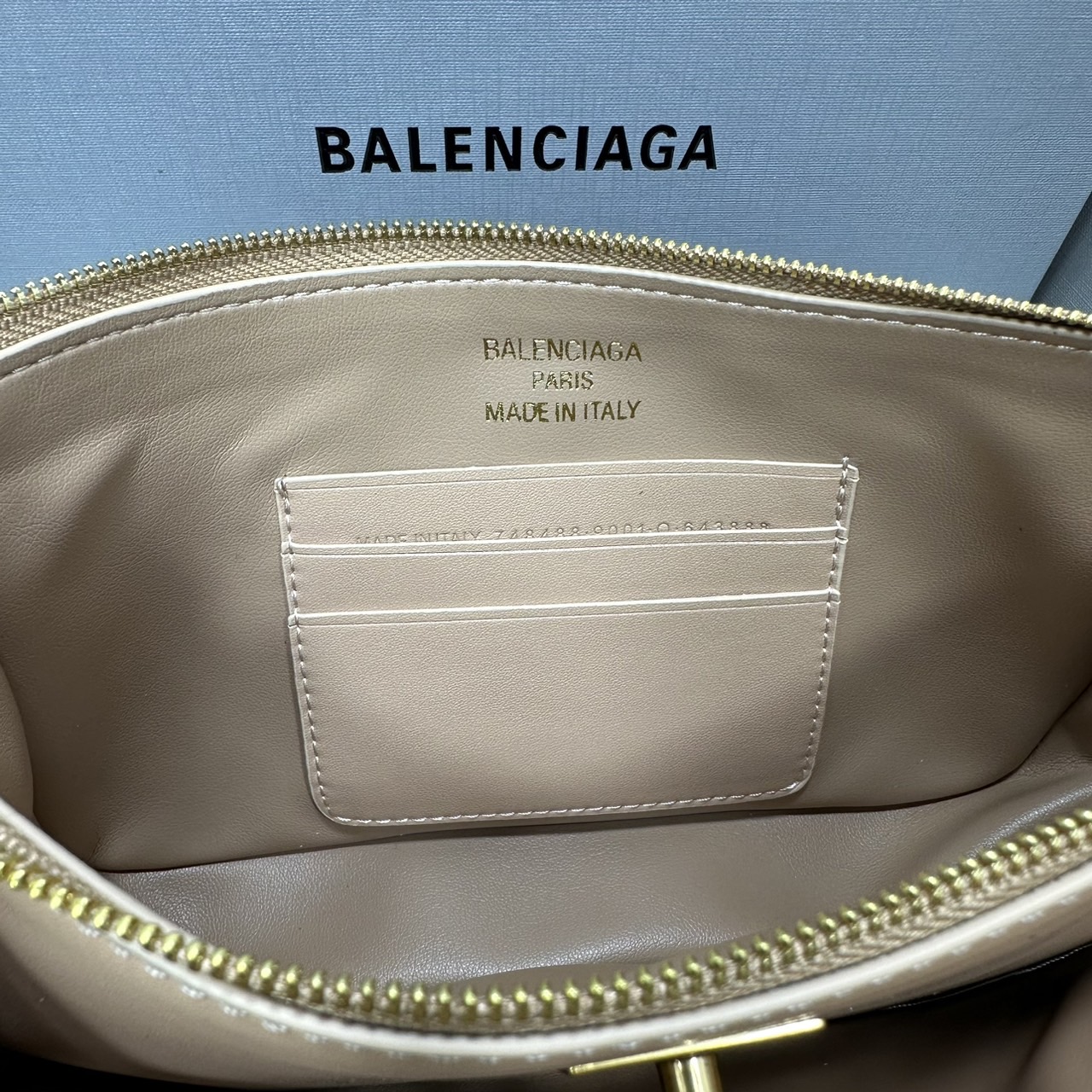 Balenciaga Rodeo Sling Pochette / Balenciaga shoulder leather bag 22cm กระเป๋าสะพายทรงพอชที่สุดของไฮแบรนด์สุดไอคอนิค ดีไซส์เรียบหรู สวยจับต้องได้ ถือหรือสะพายไหล่ได้เก๋มากๆ ถือออกงานก็ได้ลุคไฮแฟชั่นหรูๆ