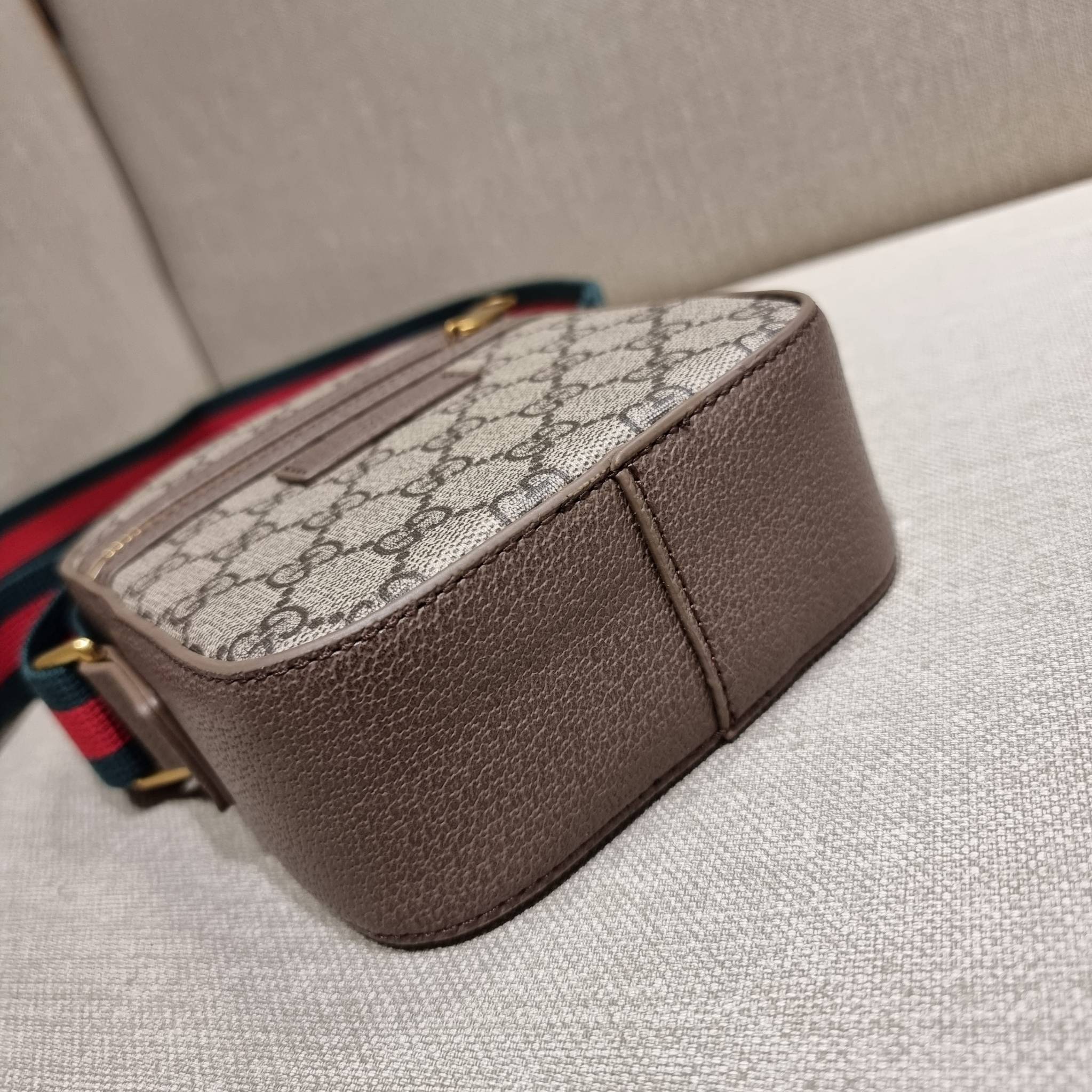 VIP 】GC VIP MINI MESSENGER CROSSBODY BAG กระเป๋าสะพายข้างพรีเมี่ยมกิ๊ฟลุคสปอร์ต เรียบแต่แอบหรู ไซส์มินิ น่าใช้!! วัสดุหนังแคนวาส ไม่ต้องห่วงเรื่องความทนทาน ✔️ ตกแต่งสายคาดหรู เท่ ดีไซน์สีตามสัญลักษณ์แบรนด์ เข้ากันมากๆ!! เปิด-ปิดด้วยซิป ด้านหน้ามีช่