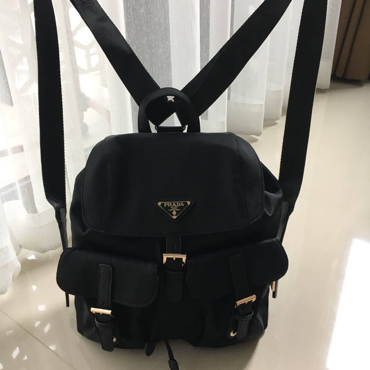 ล็อตใหม่ รุ่นแนะนำค้าา♡ กระเป๋าเป้ทรงสวย Prada Nylon Backpack With Pocket วัสดุผ้าไนล่อน กันน้ำเนื้อหนาอย่างดี ใบนี้ ดีไซต์สวยเก๋ เป้แบบหูรูด **ทรงสวยน่ารัก เปิดปิดด้วยกระดุมแม่เหล็ก เข็มขัดปรับได้ ด้านหน้ามีกระเป๋าอีก 2 กระเป๋าเปิดปิดด้วยซิป ด้านใ