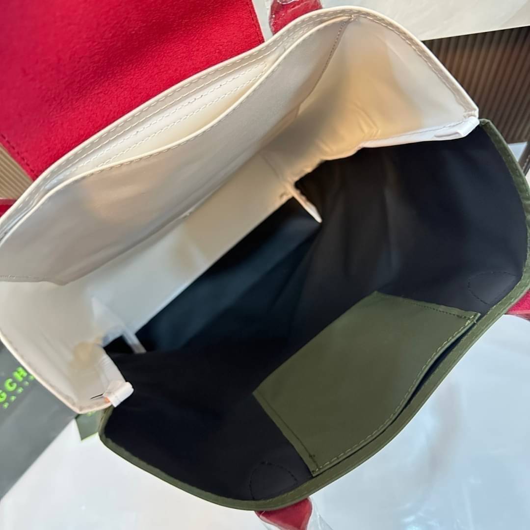 LONGCHAMP LE PLIAGE RE-PLAY TOP HANDLE BAG สินค้ารุ่นลิมิเต็ด collection สุดปัง ซื้อใบเดียวเหมือนได้2 ใบ กระเป๋าสะพายแนวตั้งที่กว้างขวาง มีเอกลักษณ์เฉพาะตัวแต่มีดีไซน์ที่น่าดึงดูด