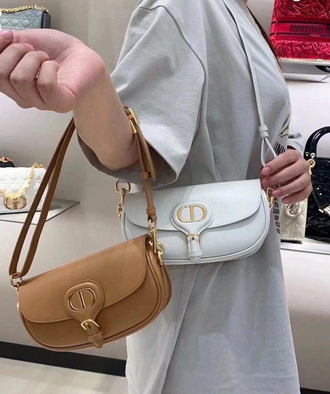 หนังแท้ DIOR BOBBY EAST-WEST BAG พร้อมส่งที่ไทย งานหนังแท้ทั้งใบเกรดออริจินอล ภาพสินค้าถ่ายจากงานขายจริง ใช้งานต่างประเทศได้ รุ่นใหม่ในฤดูกาลนี้ เพิ่มความทันสมัยให้กับซิลลูเอทของ Hobo ผ่านเส้นสายที่สง่างามและสัดส่วนที่กลมกลืนกัน สไตล์หนังลูกวัว โดดเด่นด้ว
