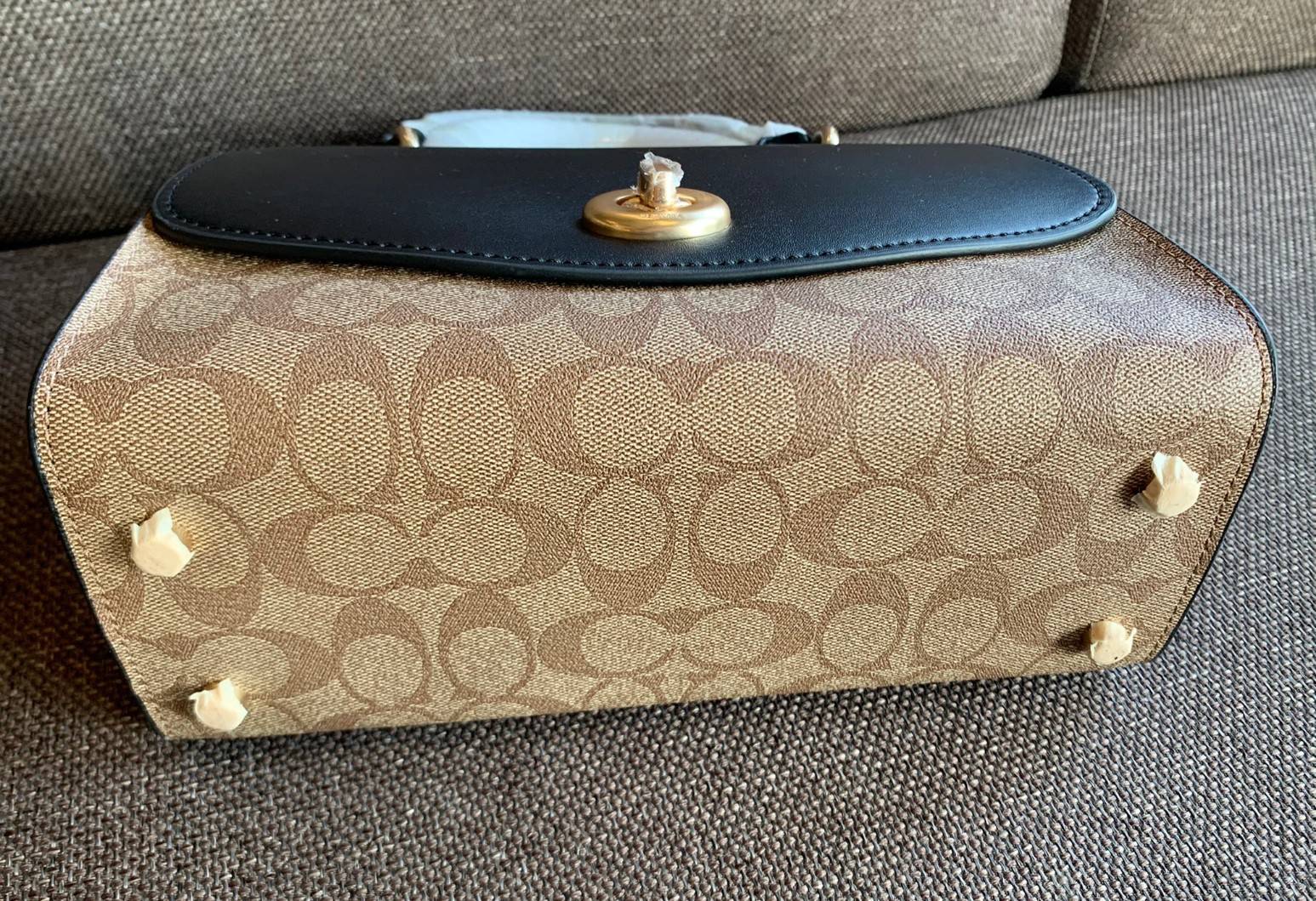 สวย หรู ดูดี รุ่นนี้กัยเลยค่า!! COACH TILLY TOP HANDLE SATCHEL IN SIGNATURE ((76620)) พร้อมส่งความสวย ห้ามพลาดค่ะ! กระเป๋าหิ้ว//คล้องมือ//สะพายข้างได้ ทรงสวย หนังแท้เรียบ+ลายCได้สวยงามค่ะ เปิดปิดกระเป๋าแบบหมุนล็อค ภายในมีช่องหลักใส่ของ2ช่อง สามารถใส่กระเป