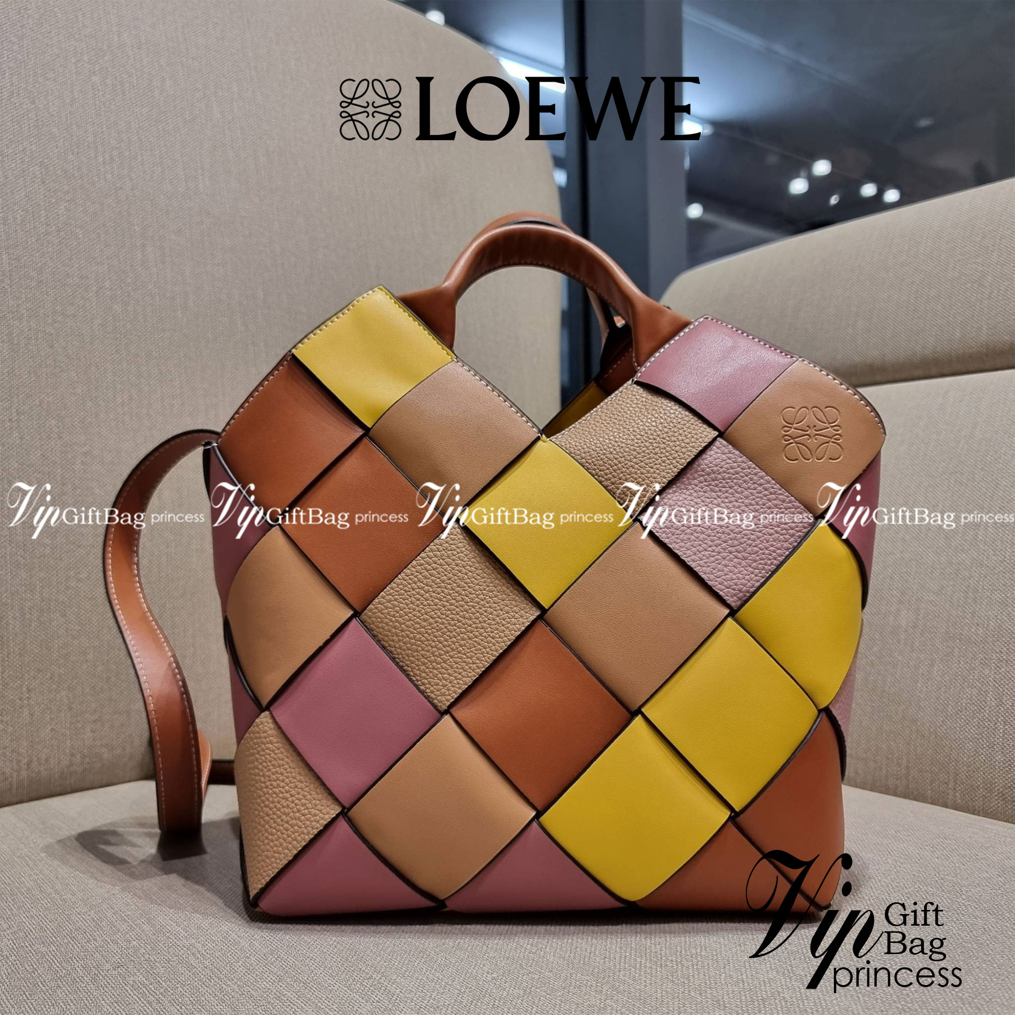 LOEWE SURPLUS LEATHER WOVEN BASKET BAG IN CLASSIC CALFSKIN ใหม่ล่าสุดและสวยที่สุด กระเป๋าสะพานที่ถักทอด้วยความปราณีต โดดเด่นด้วยสีที่จับมาคอนทราสได้ลงตัว ใบใหญ่จุได้แบบเน้นๆ วัสดุหนังวัวแท้เต็มใบ หรูเลิศ ปากกระเป๋ามีสายหนังสำหรับผูกรวบปากกระเป๋า ภายในโล่ง
