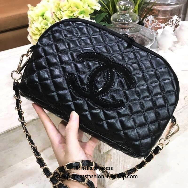 Chanel Clutch Bag With Chain VIP Gift With Purchase กระเป๋าสะพายข้างลายตาราง VIP. gift ของแท้ จาก Chanel Perfume Counter รุ่น Limited Edition วัสดุหนังเรียบลายตาราง เปิดปิดด้วยซิปแบรนด์ อะไหล่ทอง ขนาดกำลังน่ารัก น้ำหนักเบา ภายในมีโลโก้ และช่องซิป พร้อมสาย