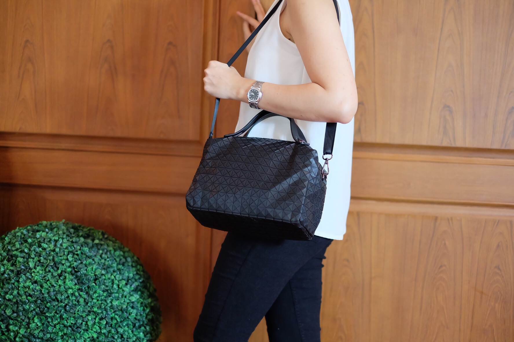 สินค้าขายดีที่สุด ทรงยอดฮิต จากแบรนด์ David Jones สวย น่ารัก ขนาดตอบทุกโจทย์การใช้งาน เห็นแล้วหลงรักเลยคะ ตัวกระเป๋าขนาดกำลังดี จุของคุ้ม สวยมาก ดูแลรักษาง่าย พร้อมสายสะพายยาว ภายในมีช่องซิป และช่องใส่ของจุกจิก 2 ด้าน เลยค่า มีถุงผ้าแบรนด์ให้คะ