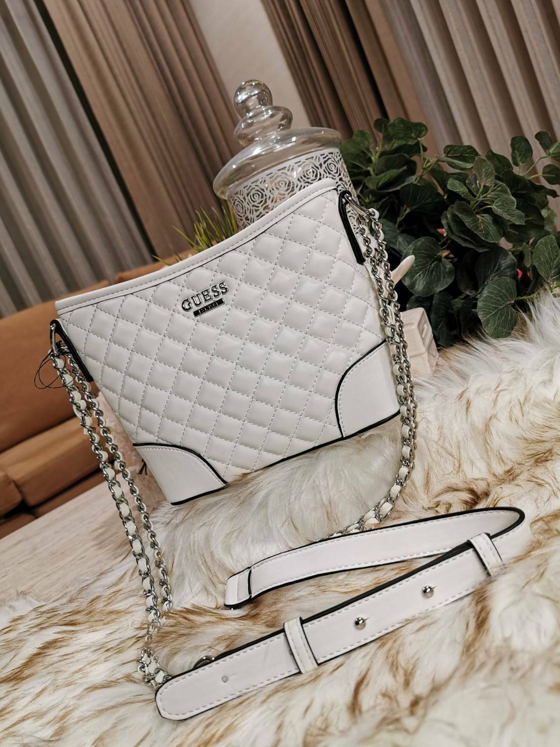 Guess Woman Factory Crossbody Bag กระเป๋าสะพายรุ่นใหม่ดีไซน์สวยหรูคลาสสิคจาก GUESS FACTORY วัสดุหนังเเกะสังเคราะห์เนื้อหนานิ่มลายตาราง เปิดปิดด้วยซิปสะดวกใช้ ด้านหน้ามีโลโก้ ภายในมีโลโก้ช่องใส่ของ และช่องซิป ใส่กระเป๋าสตางค์ใบยาว ของใช้ได้จุ มาพร้อมสายสะพ