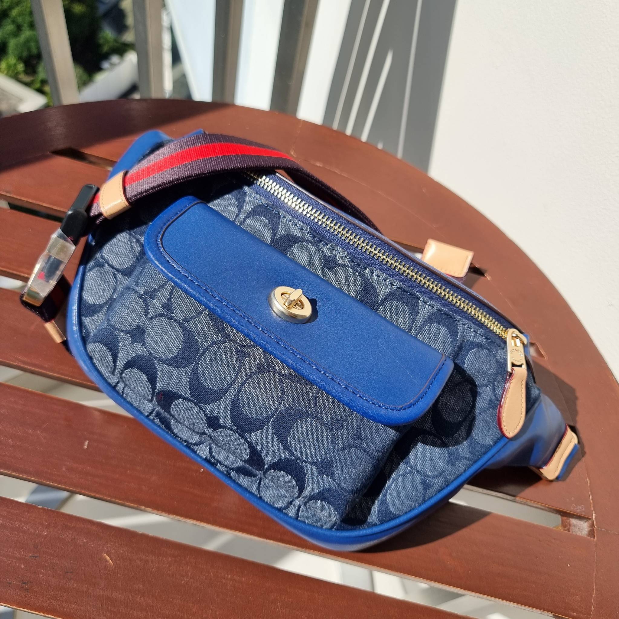 OUTLET 】COACH C4035 HERITAGE BELT BAG IN SIGNATURE CHAMBRAY ใหม่ล่าสุด กระเป๋าคาดอกสุดชิคสำหรับหนุ่มๆ เป็นดีไซน์กึ่งสปอร์ตที่ดูหรูมากๆ แพทเทิร์นเป็นที่ใช้งานง่าย วัสดุผ้าแชมเบรย์สลับหนังแท้ ไม่หนาไม่บางจนเกินไป มีช่องด้านหน้า และซิปหลัก ภายในโล่งกว้าง จุข