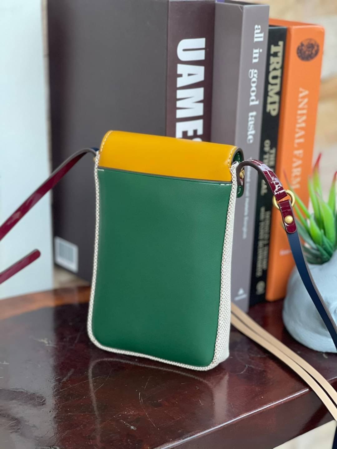 OUTLET 💕Tory Burch Miller Canvas Phone Crossbody ขึ้นชื่อว่ากระเป๋าสำหรับใส่มือถือหรือของจุกจิกต่างๆ โดยให้เหมาะกับการใช้งานนั้นมีไม่มาก คอลเลคชั่นนี้ออกมาเพื่อเอาใจสาวๆโดยเฉพาะ สีสันสุภาพ