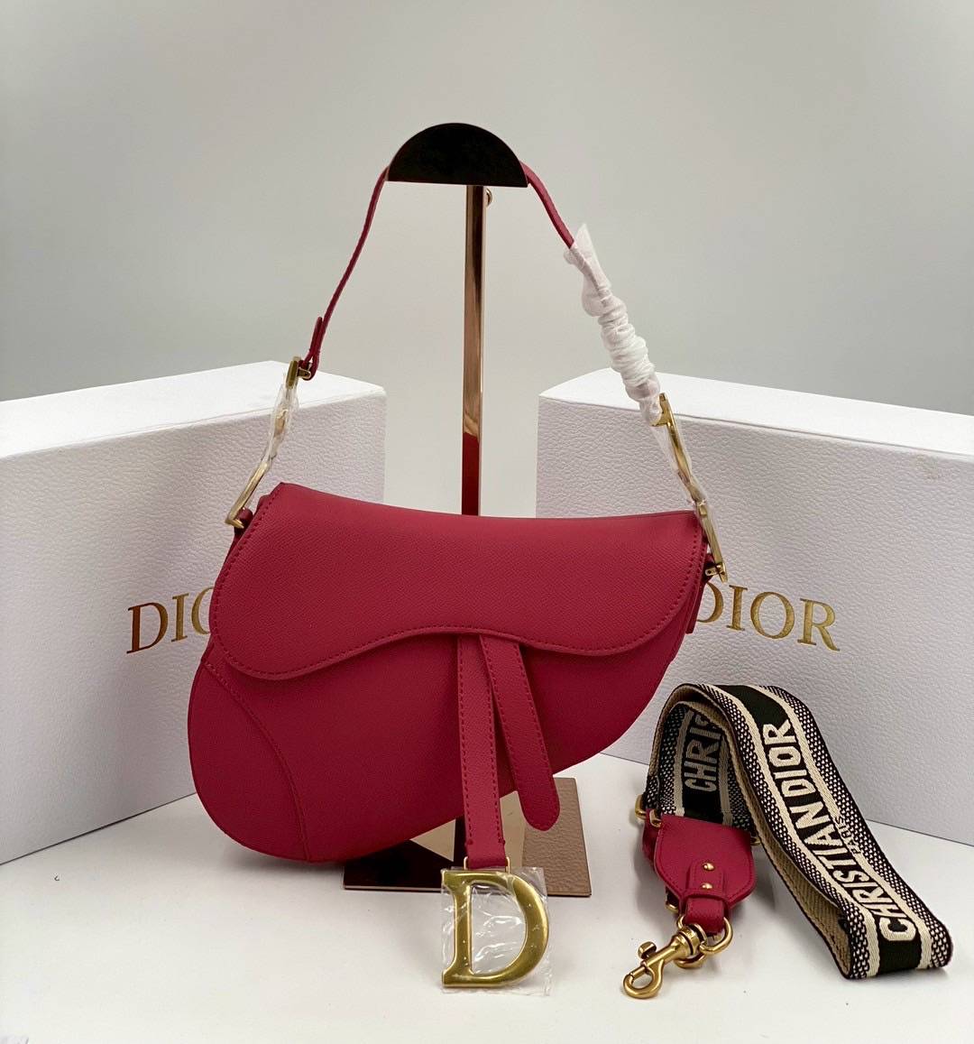 ORI หนังแท้ | DIOR Saddle Bag with Strap Grained Leather กระเป๋าถือ/สะพายทรงอานม้า รุ่นยอดนิยมที่มีเอกลักษณ์สวยงามเหนือกาลเวลา ลูกเล่นห้อยด้วยตัวอักษร D ตรงหูหิ้วมีกิมมิค CD สวยหรูดูแพง