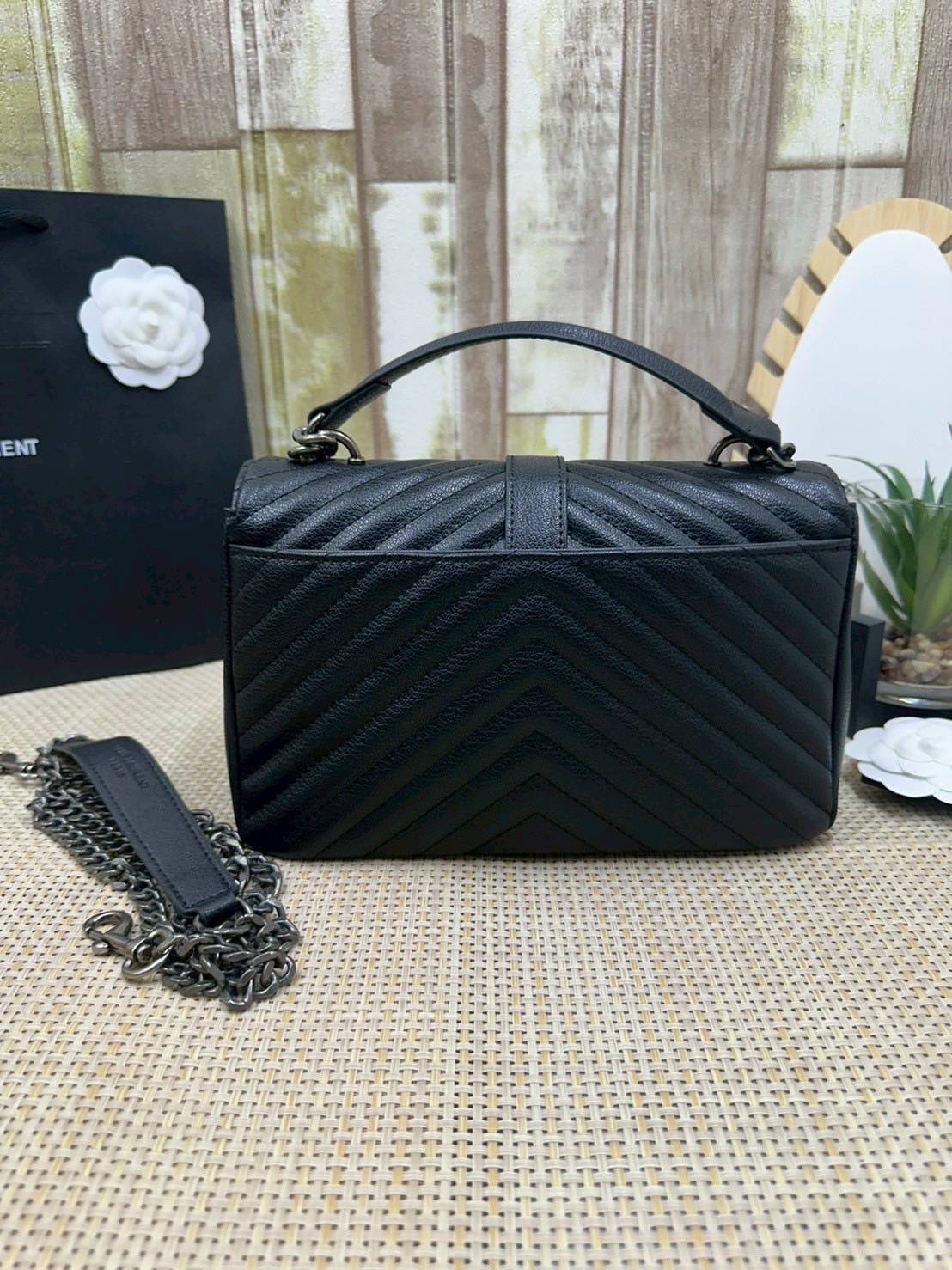 ORI หนังแท้ | YSL COLLEGE MEDIUM IN QUILTED LEATHER 25cm กระเป๋าสะพายทรงสวยสุดหรู ดูติดแกลมสุดๆ โดดเด่นด้วยโลโก้ด้านหน้า เพิ่มดีเทลความผู้ดี ไม่เคยผิดหวังจริงๆ!!