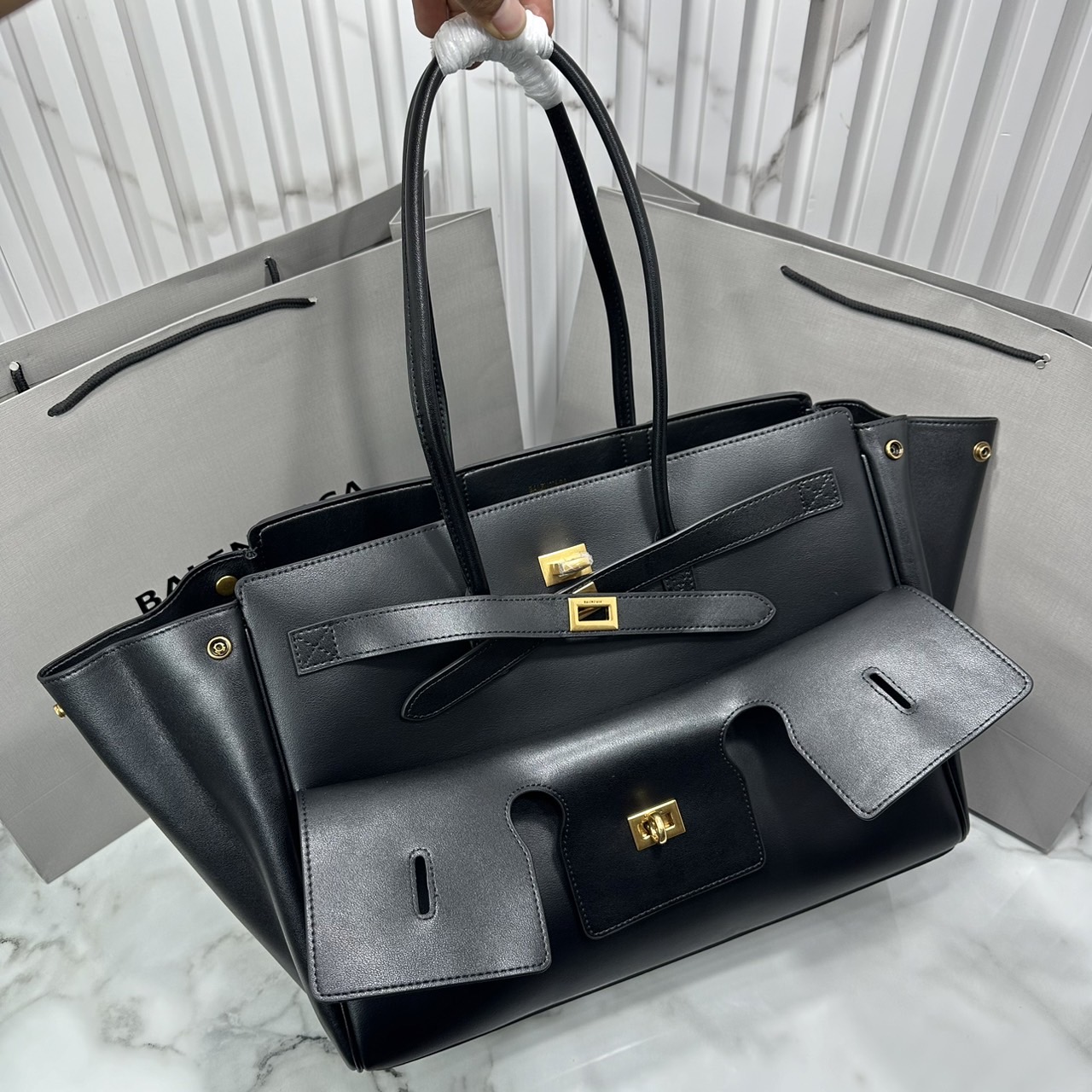 Balenciaga Bel Air Medium Carry All Bag / medium leather tote bag 35cm ที่สุดของไฮแบรนด์สุดไอคอนิค ด้วยกระเป๋าสะพายทรงโท้ทใบใหญ่ ดีไซส์เป็นเอกลักษณ์ งานหนังเต็มใบสวยมาก