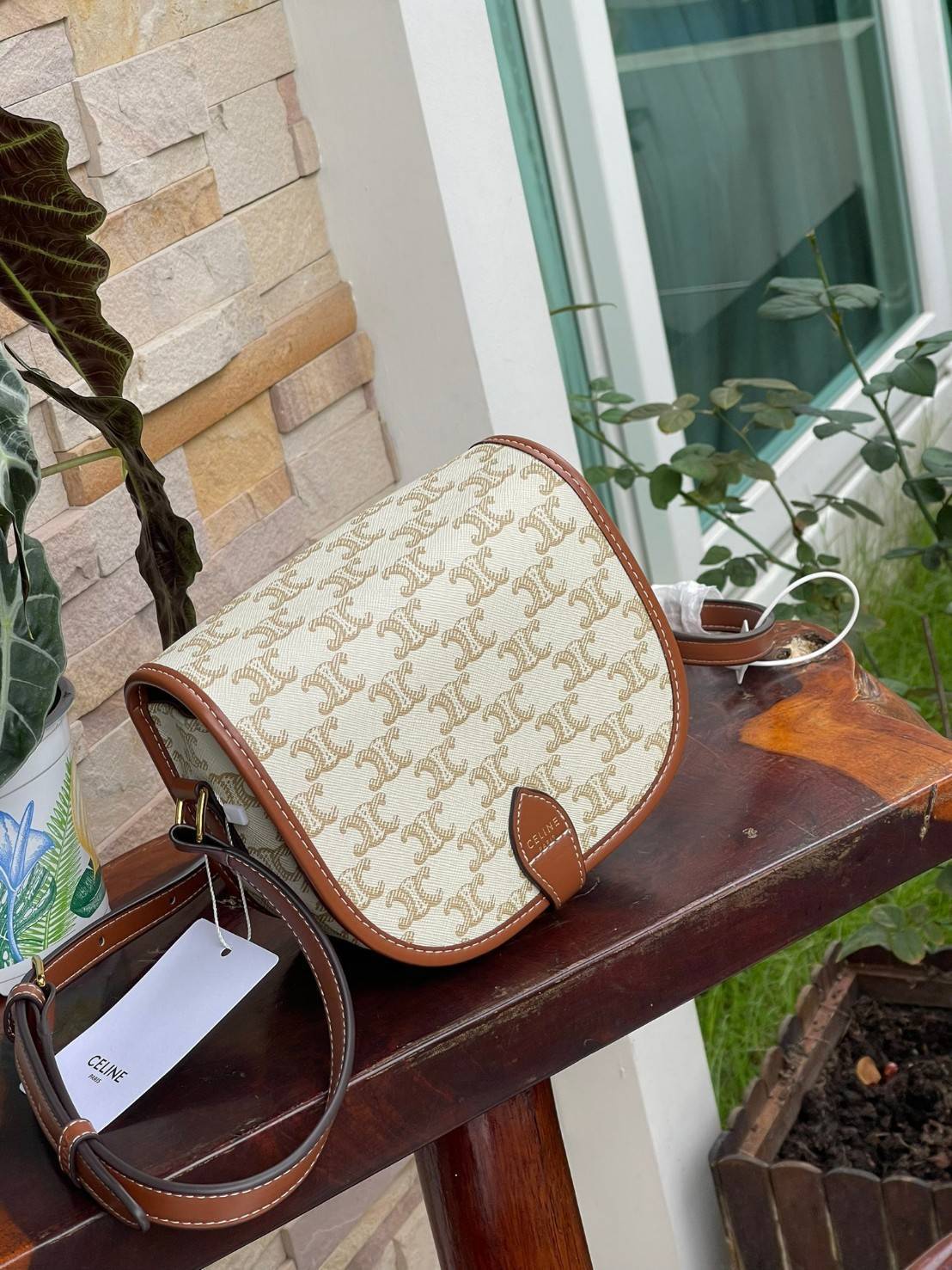 CELINE MEDIUM FOLCO BAG IN TRIOMPHE CANVAS หากใครที่กำลังมองหากระเป๋าสะพายข้าง ขนาดกะทัดรัด และเรียบหรู ต้องใบนี้เลยค่ะ เป็นกระเป๋าเปิดปิดแบบแบบฝาผับที่มีรูปทรงโค้งและที่ล็อกรูปทรงคล้ายเข็มขัด อีกทั้งยังสะท้อนความสวยสไตล์สาวปารีสได้อีกด้วย ด้านในของรุ่นนี