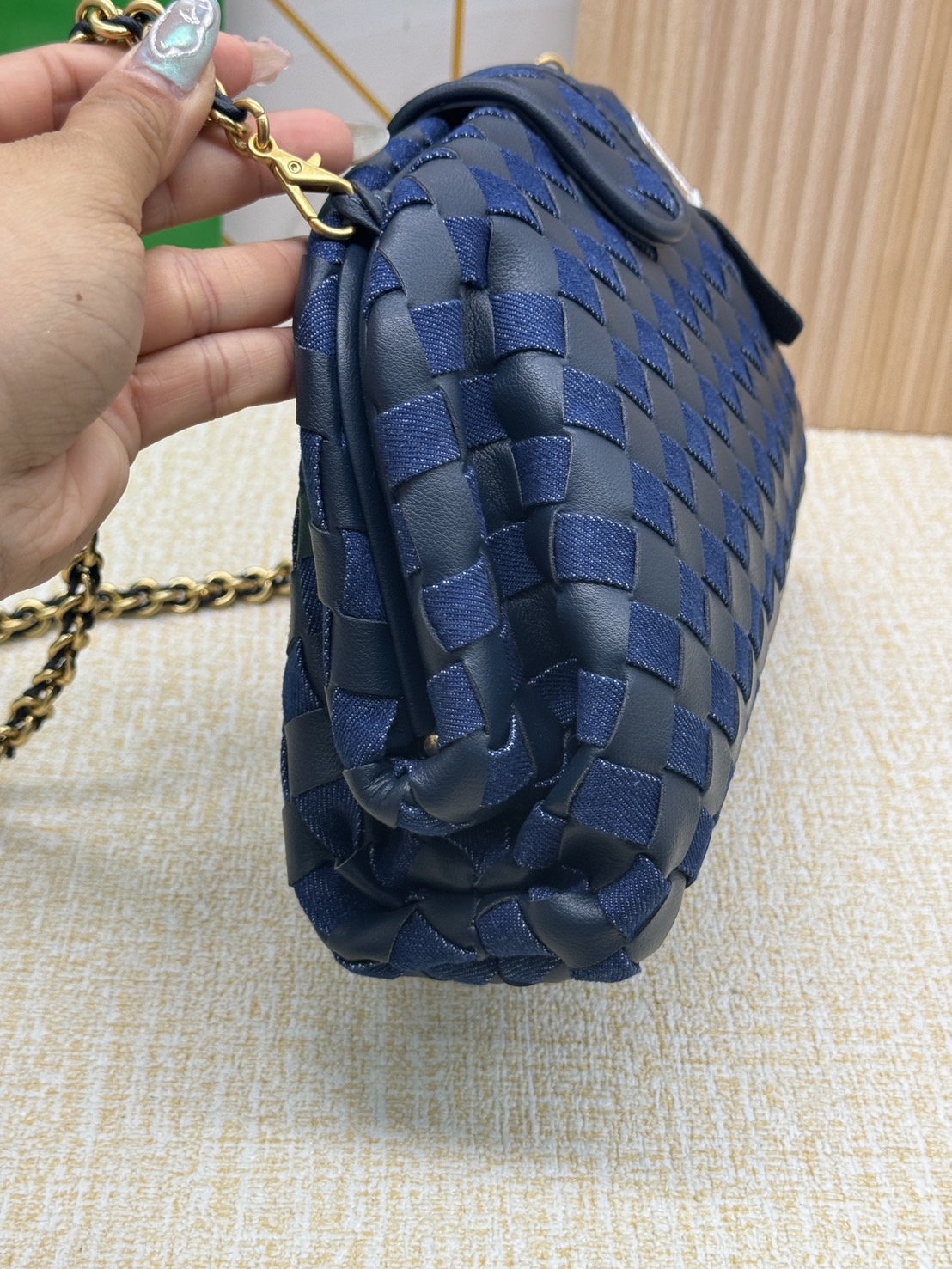 BOTTEGA Denim Teen Lauren 1980 with chain / BOTTEGA Clutch Bag กระเป๋าทรงคลัช พร้อมสายสะพายโซ่ วัสดุเดนิมคอตตอน สวยงามเป็นเอกลักษณ์ เกรดออริ 1:1 ใช้งานต่างประเทศได้
