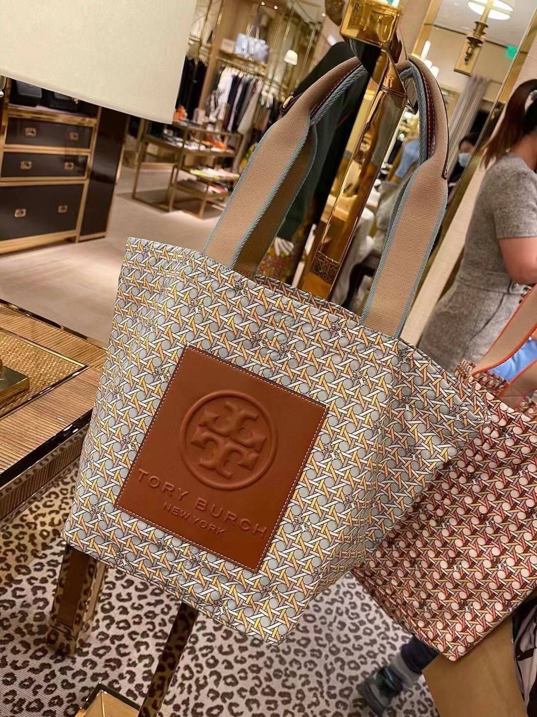 Tory Burch Printed Small Tote Bag กระเป๋าถือแบรนด์ทอรี่เบิร์ช ลายปริ้นท์สวยๆ ด้านหน้าเป็น brown logo patch embossed ป้ายหนังแท้สีน้ำตาล ปั๊มนูนโลโก้เป็นเทกเจอร์ วัสดุ100%recycled polyester คอลเลคชั่นใหม่สำหรับฤดูกาลนี้ สามารถบรรจุของได้หลากหลาย ทั้งยังมีด
