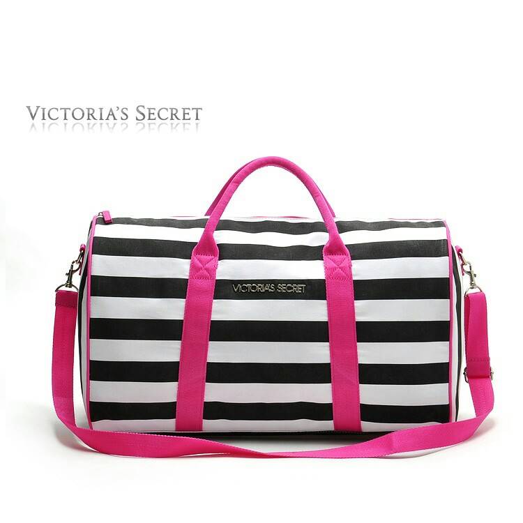 กระเป๋าTravel bag สีชมพู สุดทันสมัย ยี่ห้อ Victoria's Secret รุ่น Victoria's Secret Stript canvas bag กระเป๋าผ้าแคนวาส สุดเริ่ด ดีไซน์แบบลายขาวดำ แถบสีชมพู สวยปังมากๆค่ะ สามารถใส่เสื้อผ้าไว้ไปเที่ยว หรือไปฟิตเนต ใบนี้คุ้ม จุ และสวยมากๆค่ะ ปากกระ