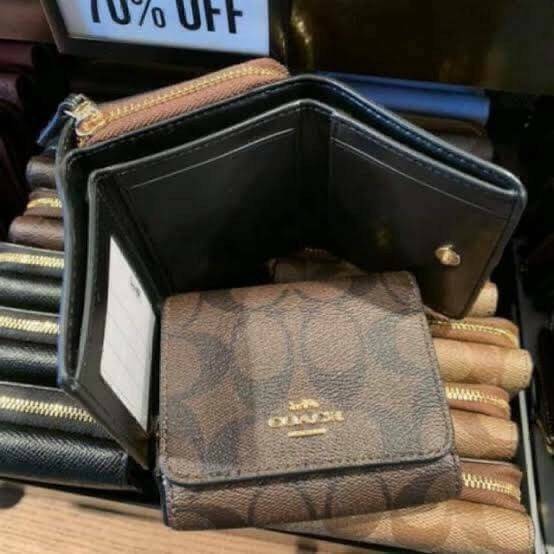 OUTLET 】COACH F41302 SMALL TRIFOLD WALLET IN SIGNATURE CANVAS สวยคลาสสิค พกพาง่าย ใบเล็กน่ารักน่าใช้ ต้องยกให้ใบนี้จ้า 💗💋 ตอบโจทย์คนชอบพกน้อยที่สุด!! กระเป๋าสตางค์ใบสั้นหนังแคนวาสเคลือบคุณภาพดี ภายในเป็นหนังแท้ ใส่บัตร ใส่ธนบัตรได้ทุกชนิด 