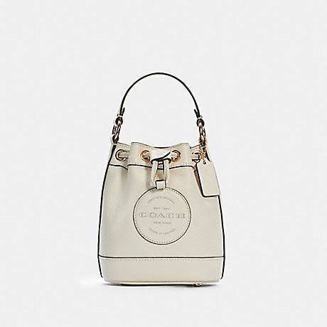 COACH DEMPSEY BUCKET BAG 15 WITH COACH PATCH AND HEART CHARM สวยงามด้วยดีไซน์ทรงตะกร้าแบบมินิมอลแสนน่ารัก ดีเทลสะดุดตา รูปทรงจดจำง่าย ถือแบบชิคๆ หรือยิ่งไปกว่านั้น สายสะพายของกระเป๋าก็สามารถถอดออกเพื่อเปลี่ยนรูปแบบการสะพายได้ทั้งแบบสะพายไหล่และสะพายคาดลำต