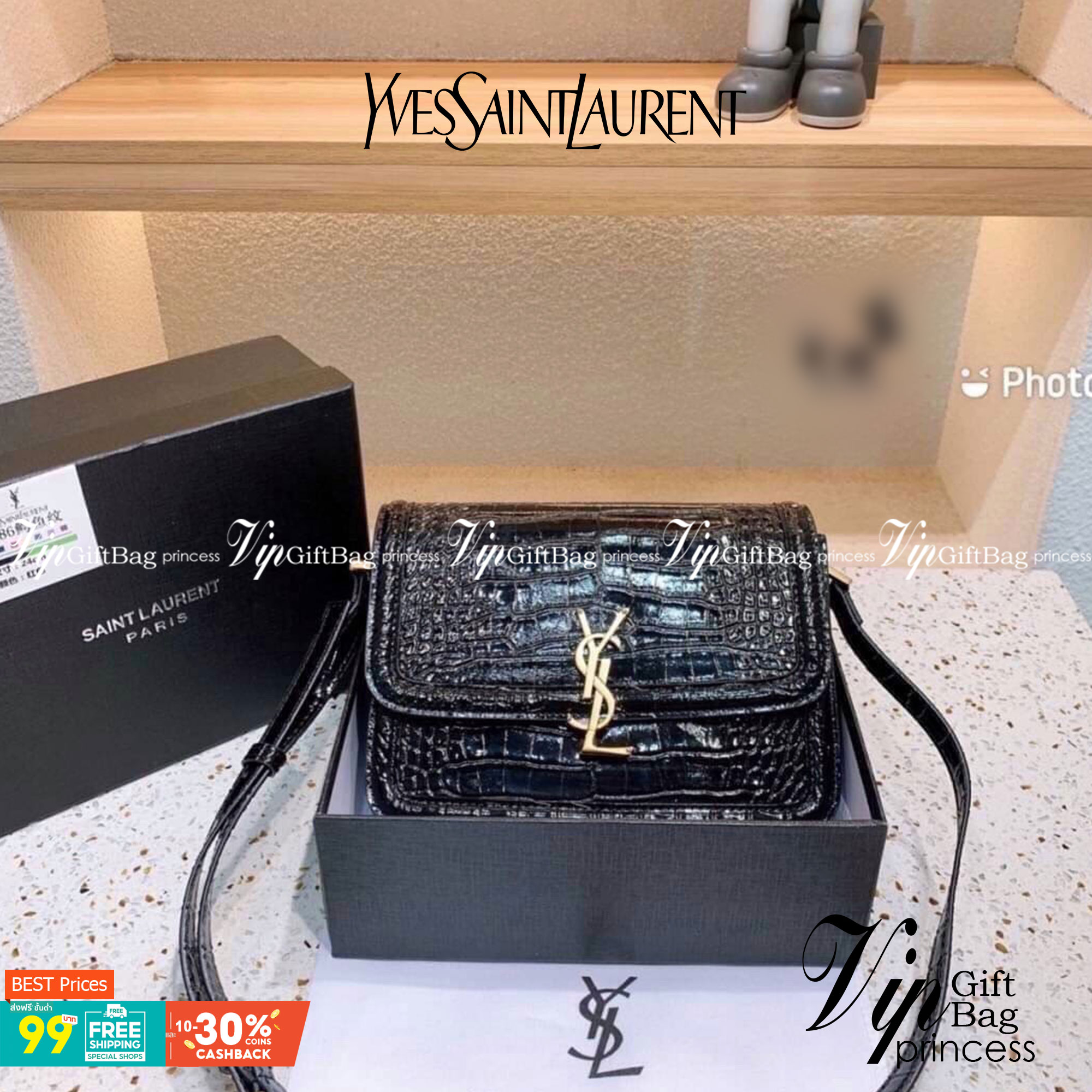 YSL Yves Saint Laurent Black Croc Embossed Leather Satchel Shoulder Bag กระเป๋าสะพายทรงกล่องหนังลายจระเข้ คอลนี้ถือว่าเป็นตัวท๊อปเลยค่า ดาราใช้กันเยอะ ดีไซส์น่าใช้ วัสดุเกรดดี อะไหล่สวยงาม ภายในโล่งมีช่องหลัก และช่องย่อยสามารถใส่มือถือของใช้จุกจิกได้เยอะ 