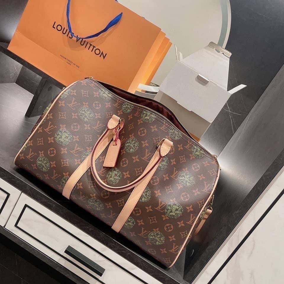 Louis Vuitton Monogram Travel Bag Luggage / LV Travel กระเป๋าเดินทาง อีกรุ่นขายดี!!! ของมันต้องมี ♡ มาใหม่ กระเป๋า TRAVEL BAG ใส่ของได้เยอะมาก ทรงสวย พิมพ์ลายชัดเจน มาพร้อมสายสะพายข้างสวยหรู ดูแพงคะ! พร้อมส่งที่ไทย