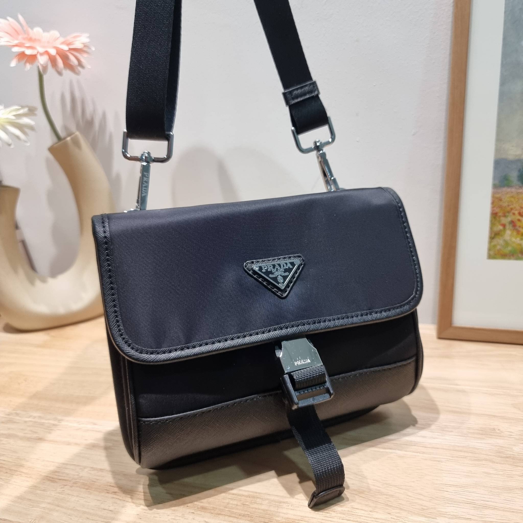 PRADA RE-NYLON AND SAFFIANO LEATHER SMARTPHONE CASE / PRADA Messenger Bag กระเป๋าสะพายสปอร์ต ดีไซน์หรู เรียบง่าย ดูแพง น้ำหนักเบา สายสะพายถอดออกได้