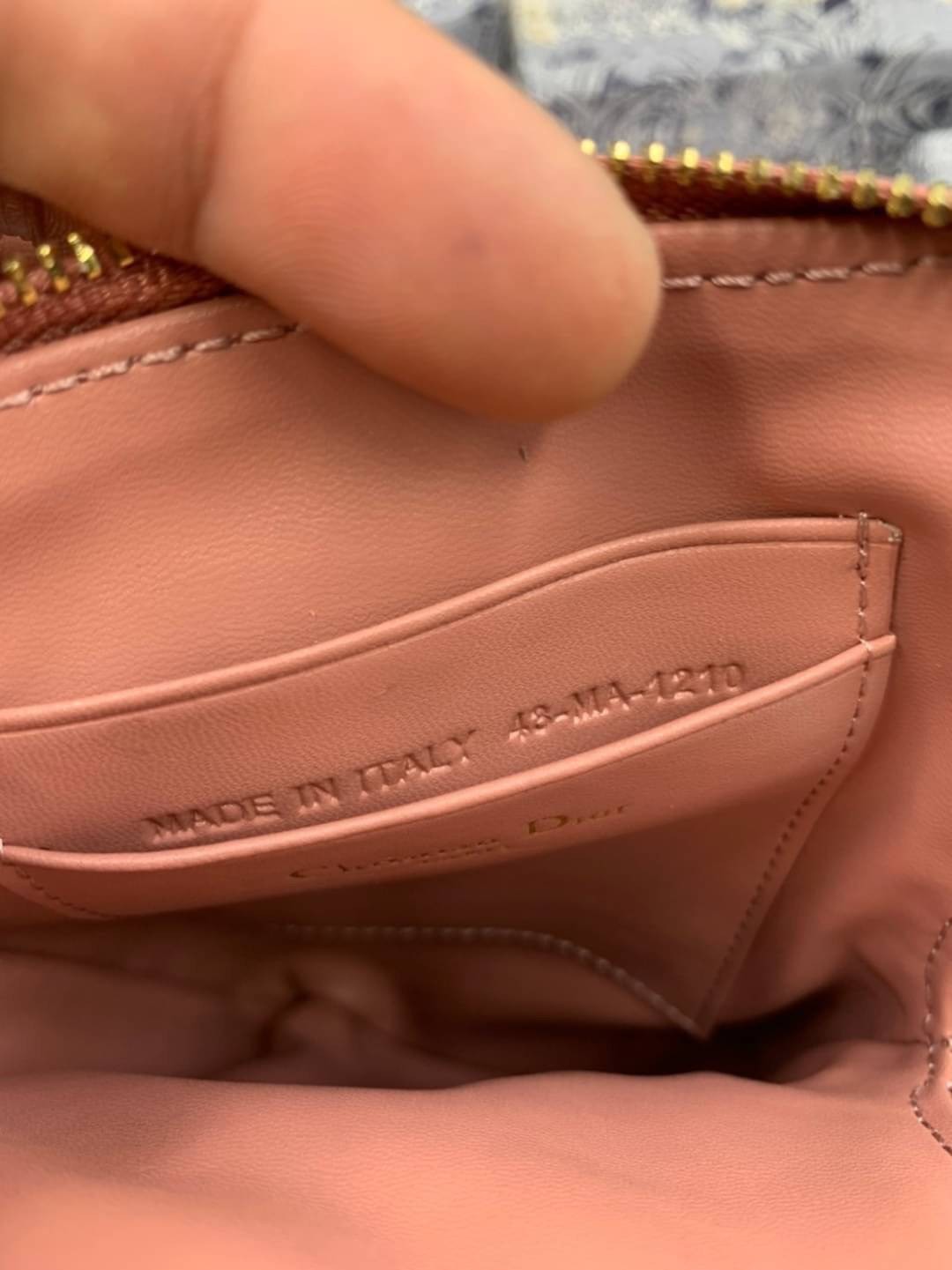 VIP 】CHRISTIAN DIOR PHONE BAG 2 in 1 DOUBLE BAG กระเป๋าเซ็ท 2 ใบ มีสายสะพายข้าง ถอดออกใช้งานได้ ถือว่าคุ้มมากๆเลยค่ะ สามารถใช้งานแยกกันได้ ใส่สายสะพายหรือ ถือได้ วัสดุหนังแท้ สวยงามนุ่มฟู น่ารักมากๆ เลยน้าาา