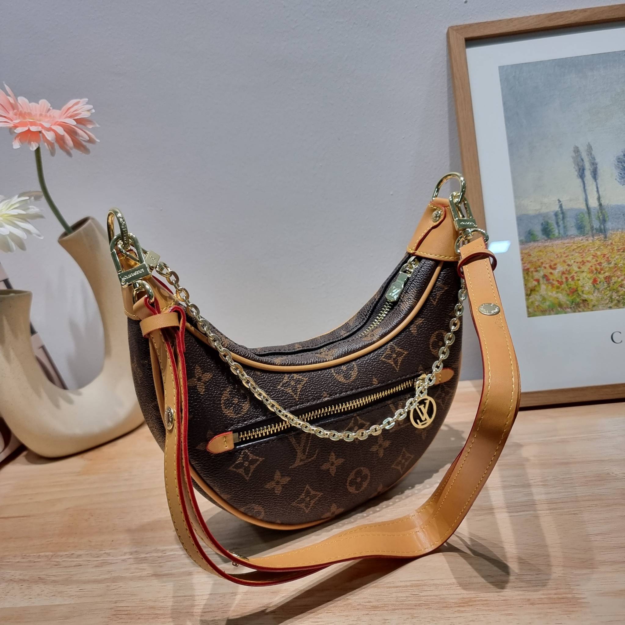 สุดยอดเดอะเบสท์ไอเท็ม ต้องยกให้เลย กับกระเป๋าสะพายทรงบาแกตต์ สวยหรู ดูแพงมาแต่ไกล LV loop bag ยังคงคลาสสิค ผู้ดี หรูหรา ขนาดกำลังพอดี ใส่โทรศัพท์ได้ทุกรุ่น วัสดุหนังแคนวาสคุณภาพ ด้านหน้ามีช่องซิปแยก สายสะพายมีมาให้ถึง 2 แบบ สลับใช้ได้เลยแบบไม่มีเบื่อ จะลุ