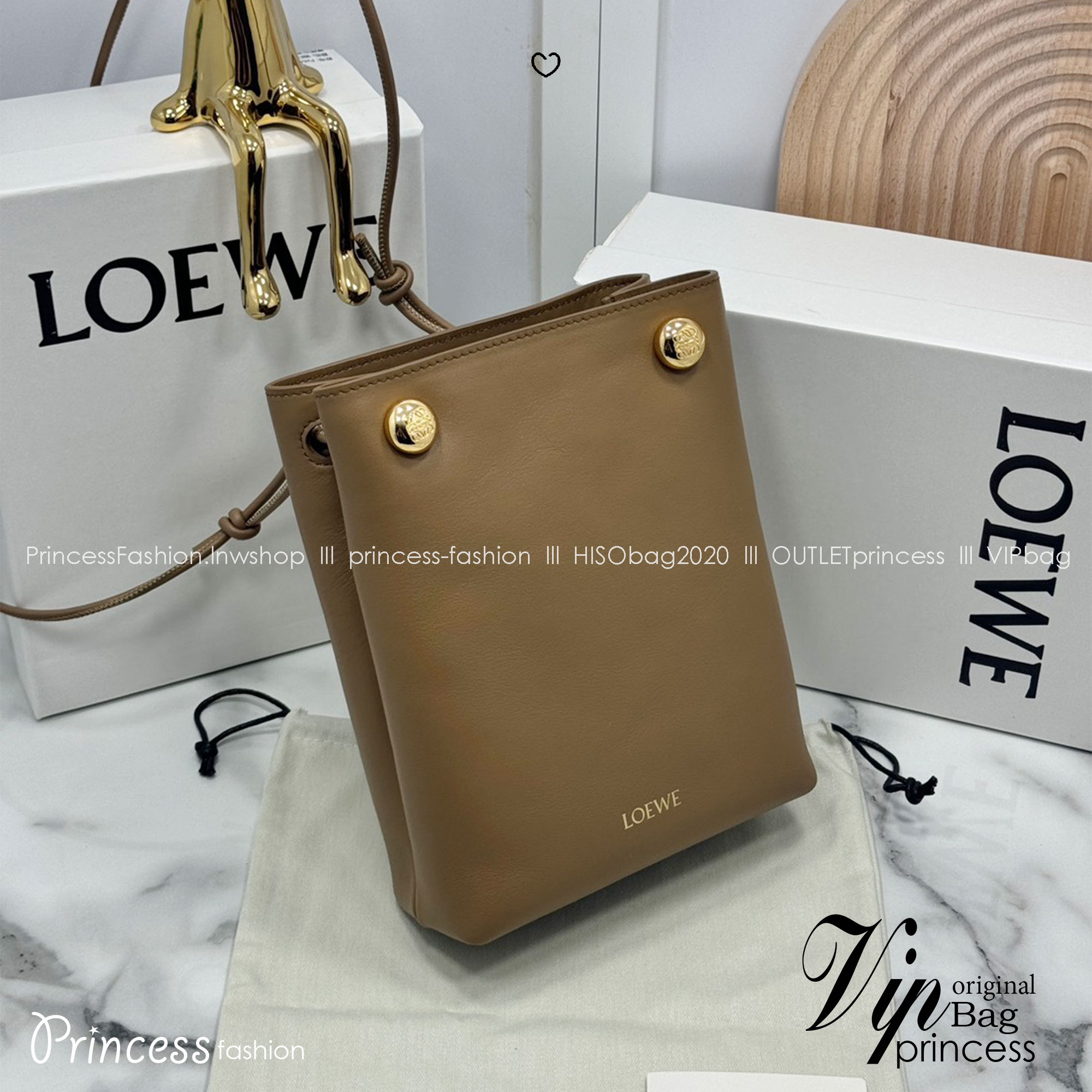 ORI หนังแท้ | LOEWE pebble pouch in smooth กระเป๋าทรงโท้ทดีไซน์คลาสสิค เรียบง่ายแต่ดูแพง มีระดับสุดๆ แต่งหมุดปั้มโลโก้แบรนด์สีทองสวยโดดเด่น เหมาะเป็นไอเท็ม everyday bag จริงๆ