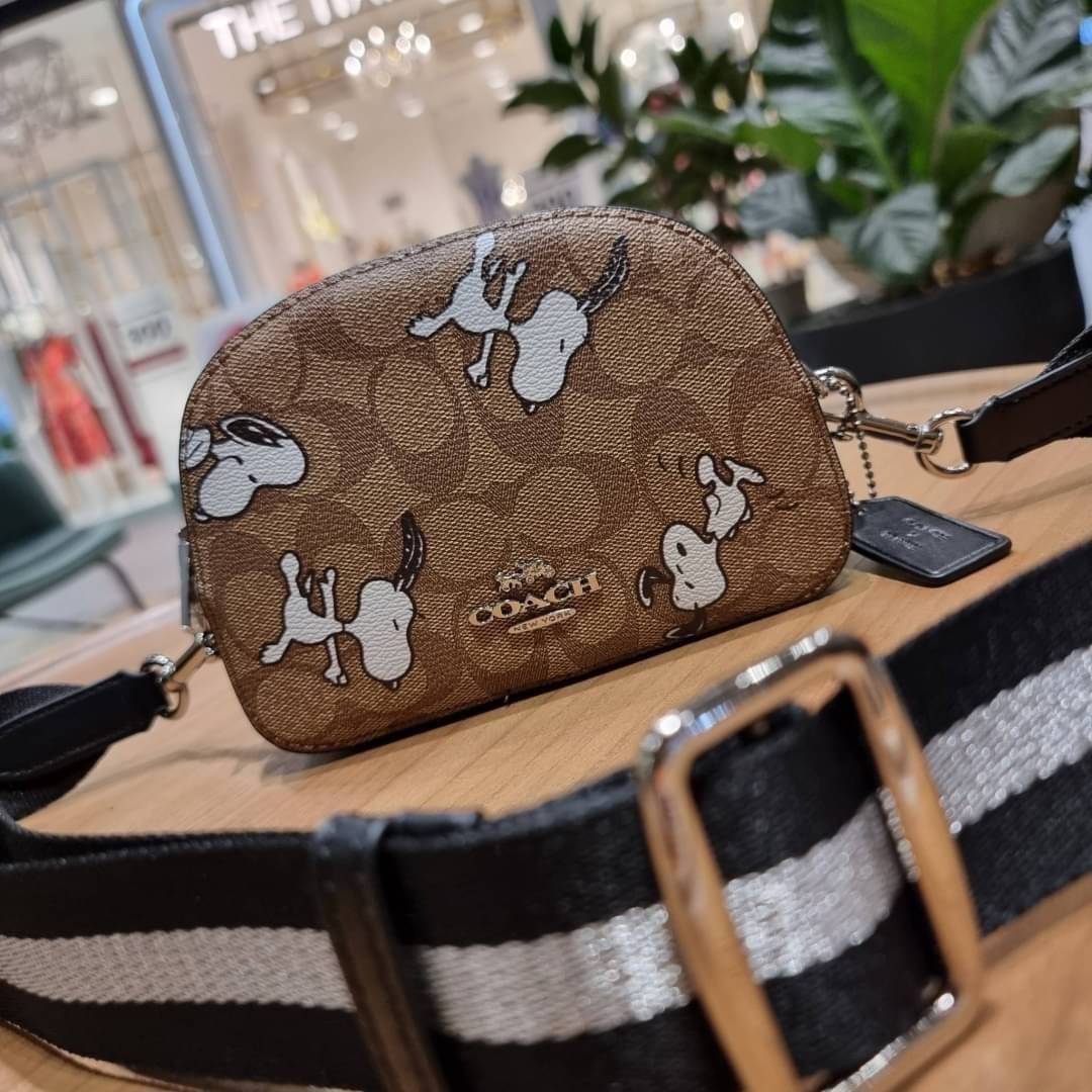 COACH C4590 COACH x PEANUTS MINI SERENA CROSSBODY IN SIGNATURE CANVAS WITH SNOOPY PRINT มาจ้าแม่ มาหนักๆอีกแล้ว กับคอลเลคชั่นที่ขายดี ขายหมด ไม่เคยพอจะขาย!! มินิเซเรนาคอลแลบกับสนูปพีแบบลงตัวที่สุด วัสดุหนังแคนวาสเคลือบลาย เปิด-ปิดด้วยซิป สะดวกใช้ ภายในเป็
