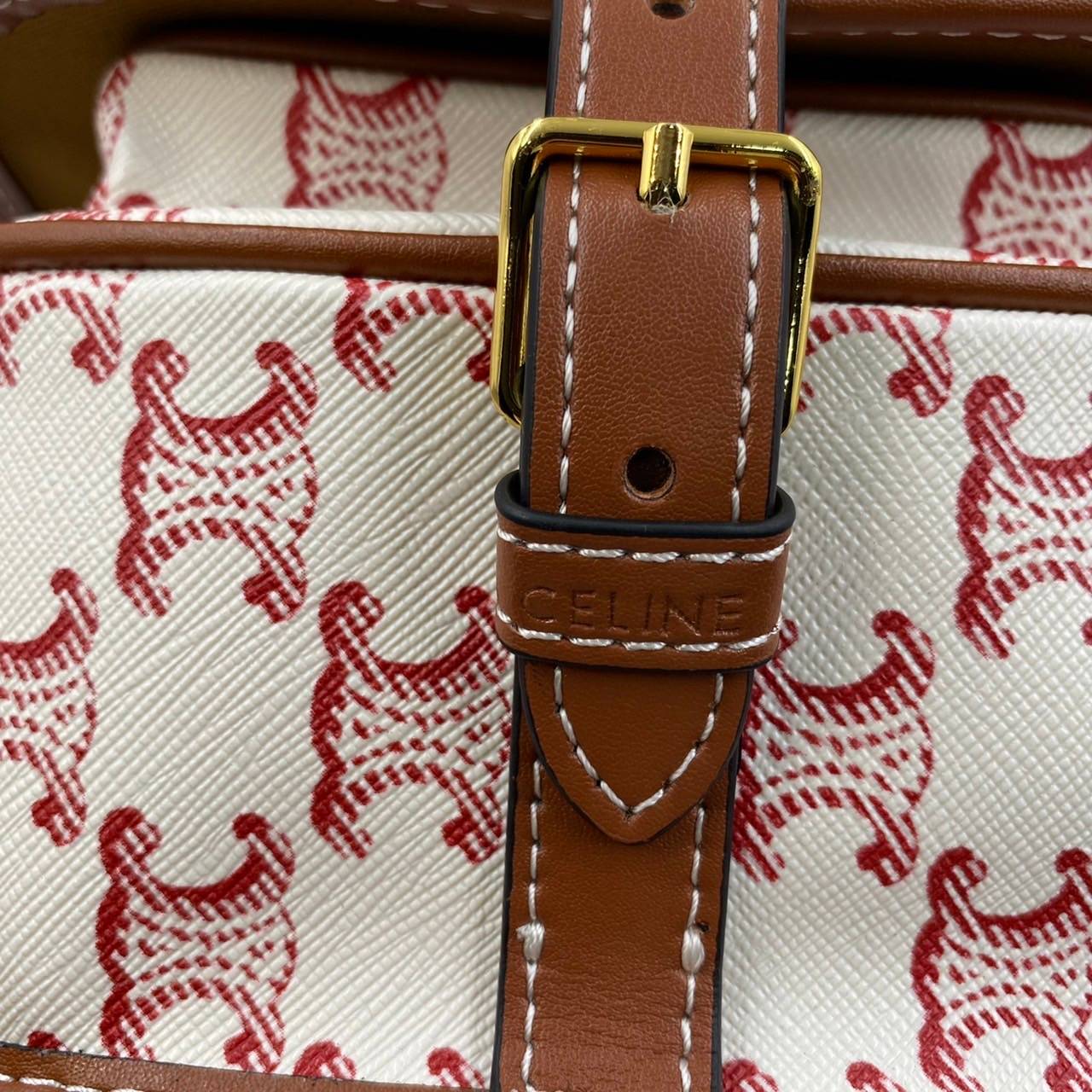 VIP GIFT 】หนังแท้ Celine Women Medium Folco Bag in Triomphe Canvas and Calfskin หากใครที่กำลังมองหากระเป๋าสะพายข้าง ขนาดกะทัดรัด และเรียบหรู ต้องใบนี้เลยค่ะ เป็นกระเป๋าเปิดปิดแบบแบบฝาผับที่มีรูปทรงโค้งและที่ล็อกรูปทรงคล้ายเข็มขัด อีกทั้งยังสะท้อนความสวยสไ