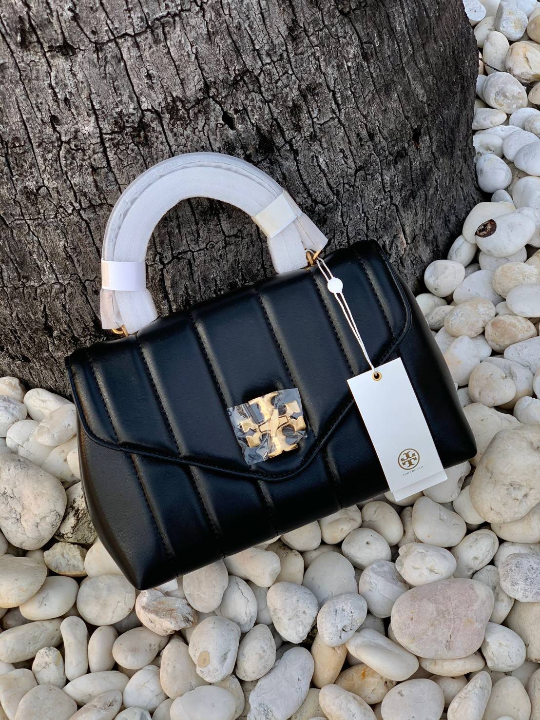 TORY BURCH KIRA QUILTED SMALL BAG พร้อมส่งที่ไทย ไม่ผิดหวังแน่นอนค่ะ! กระเป๋าหิ้วหรือสะพายข้างได้ วัสดุหนังแกะแท้ทั้งใบ ((หนังแกะจะมีคุณภาพดีเงานิ่มและแพงกว่าหนังวัวจ้า)) หนังนิ่มสวยงามมากๆค่ะ เปิดปิดกระเป๋าแบบหมุนล็อคแบบโลโก้แบรนด์ ใช้อะไหล่คลาสสิคดูหรูเ