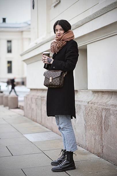 ยกระดับให้ตัวเอง กับไอเท็มสุดเลิศ ที่สาวๆตามหา LV pochette metis กระเป๋าถือ/สะพายทรงสวย คลาสสิค ดีไซน์เรียบง่าย แต่แฝงความหรู วัสดุหนังแคนวาสคุณภาพดี เปิดปิดด้วยตัวบีบล็อค ด้านหลังมีช่องซิปแยก ภายในซับสวยงามมาก ดูแพงที่สุด แบ่งสัดส่วนดูเหมาะ น่าใช้จริงๆ ส