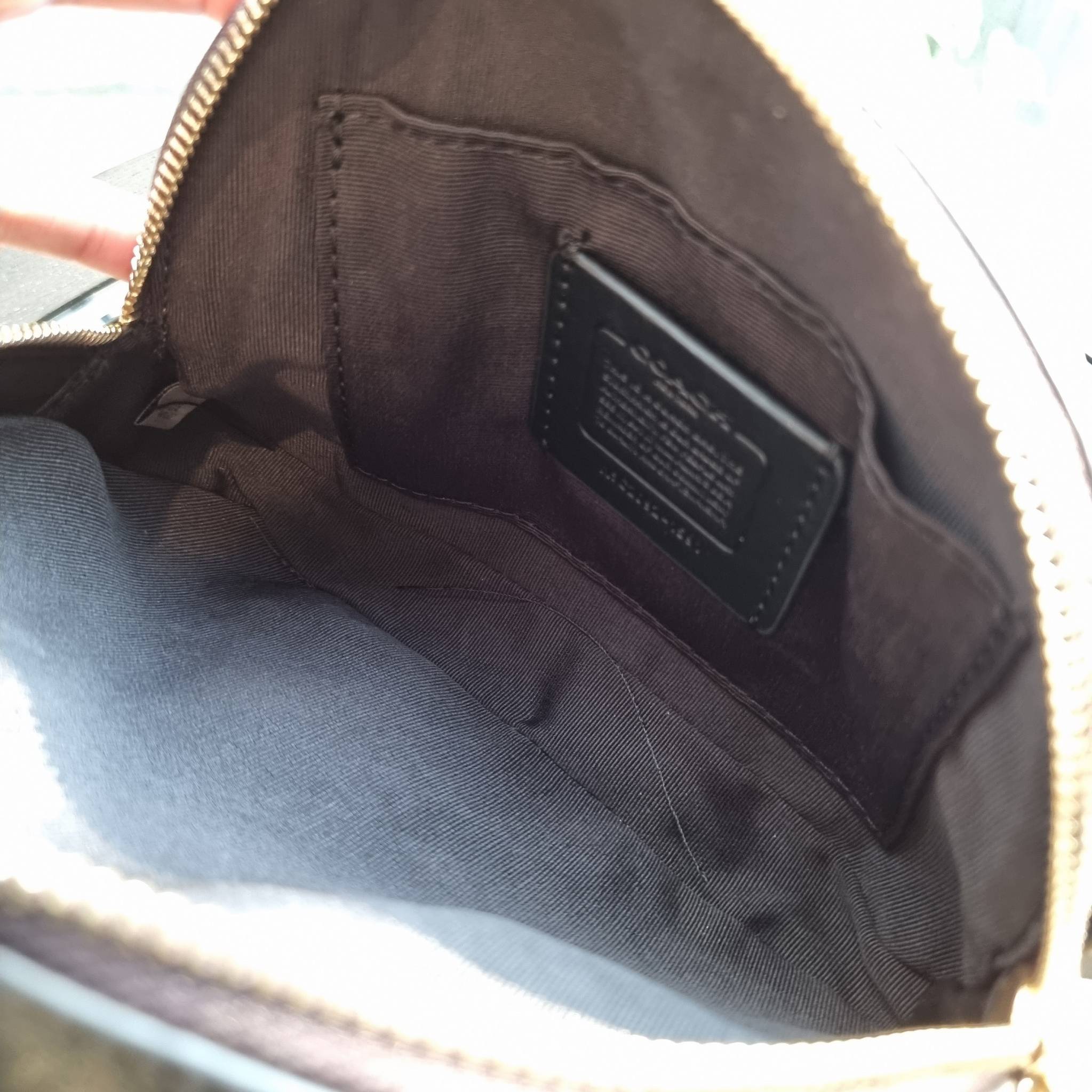 OUTLET 】COACH 1591 SERENA SATCHEL IN SIGNATURE CANVAS กระเป๋าสะพายคอลเลคชั่นยอดฮิต ดีไซน์ลุคผู้ดี ต้องยกให้น้องใบนี้เลย!! จัดสีขายดี สีลุคคุณหนูมาให้ สวยตาแตก!! วัสดุหนังแคนวาส เปิด-ปิดด้วยซิป 2 ช่องหลัก ภายในเป็นช่องโล่ง เก็บของได้แบบสบายๆ ใส่มือถือได้ทุ