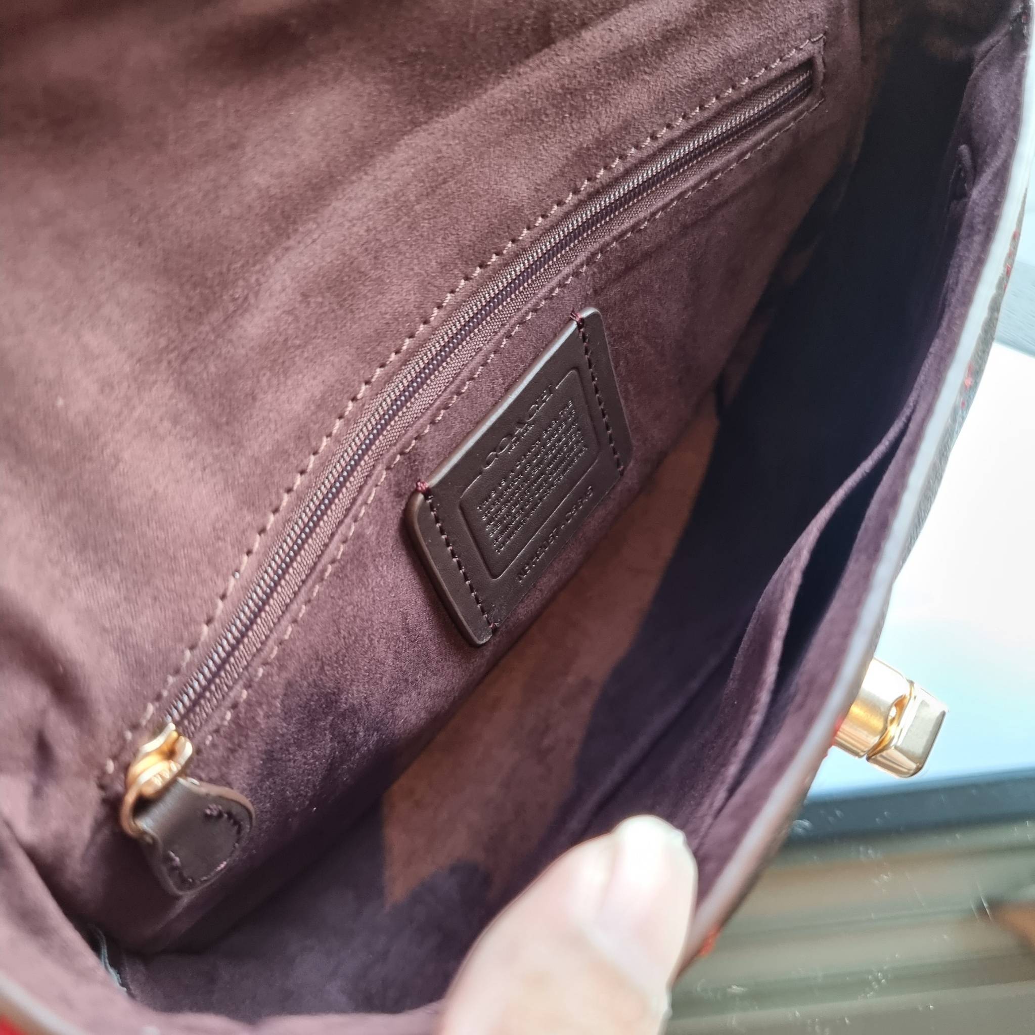 OUTLET 】COACH C5645 MARLIE TOP HANDLE SATCHEL IN SIGNATURE CANVAS WITH QUILTING ดีไซน์ใหม่ กระเป๋าถือ/สะพายข้าง ออกแบบมาไม่เหมือนใคร โดดเด่นด้วยการเย็บบุหนัง โชว์ดีเทลลายเส้น ตกแต่งโลโก้ด้านข้างอะไหล่ทอง วัสดุหนังแคนวาสสลับหนังแท้ เปิด-ปิดด้วยตัวล็อคแน่นห