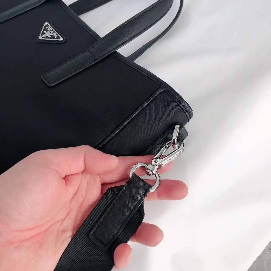 PRADA TOTE NYLON BAG งานใบใหญ่สำหรับคนชอบพกของเยอะมาแล้วค่า เป็นกระเป๋าผ้าไนล่อน ตั้งอยู่ทรงสวย หลงรักเลยคะ สะพายไหล่ได้ ถือก็สวยๆ ใช้แล้วสวยมากๆ
