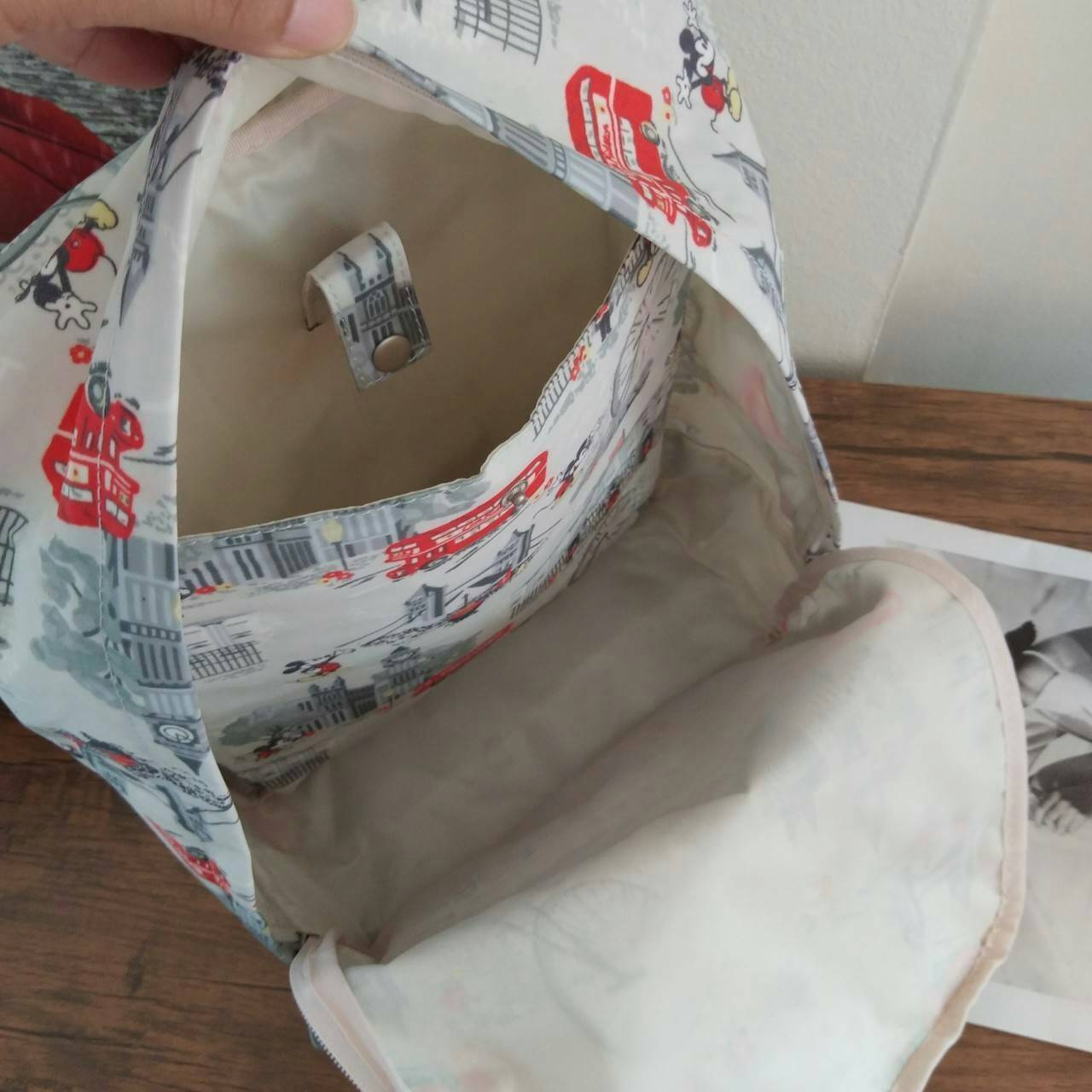 Cath Kidston Backpack Bag กระเป๋าเป้ สไตล์วินเทจ ด้านหน้ามี 1 ช่องซิป เปิดปิดด้วยซิป มีช่องหลักโล่งกว้าง และช่องเล็ก ใบนี้จุของได้เนอะ คุ้มค่าเกินราคาค่ะ