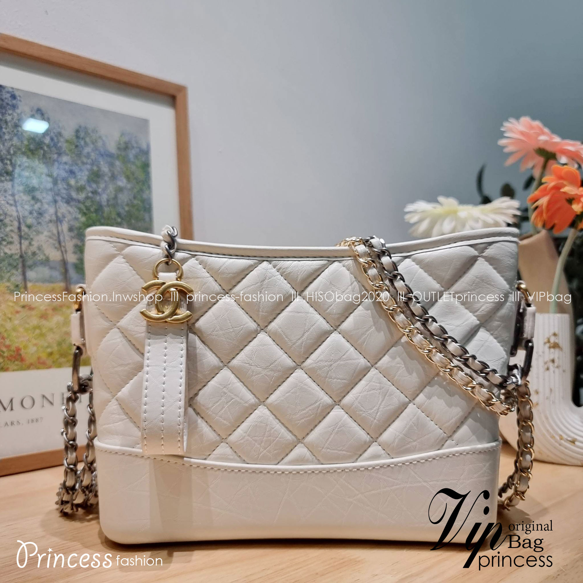 CHANEL Gabrielle Bag Medium สวยคลาสสิค No.1 ต้องยกให้ไอเท็มนี้เท่านั้น กับกระเป๋าสะพายซิกเนเจอร์ ดีไซน์ไม่เหมือนใคร เป็นเอกลักษณ์ ใช้งานได้หลากหลาย สะพายได้ไม่ซ้ำ