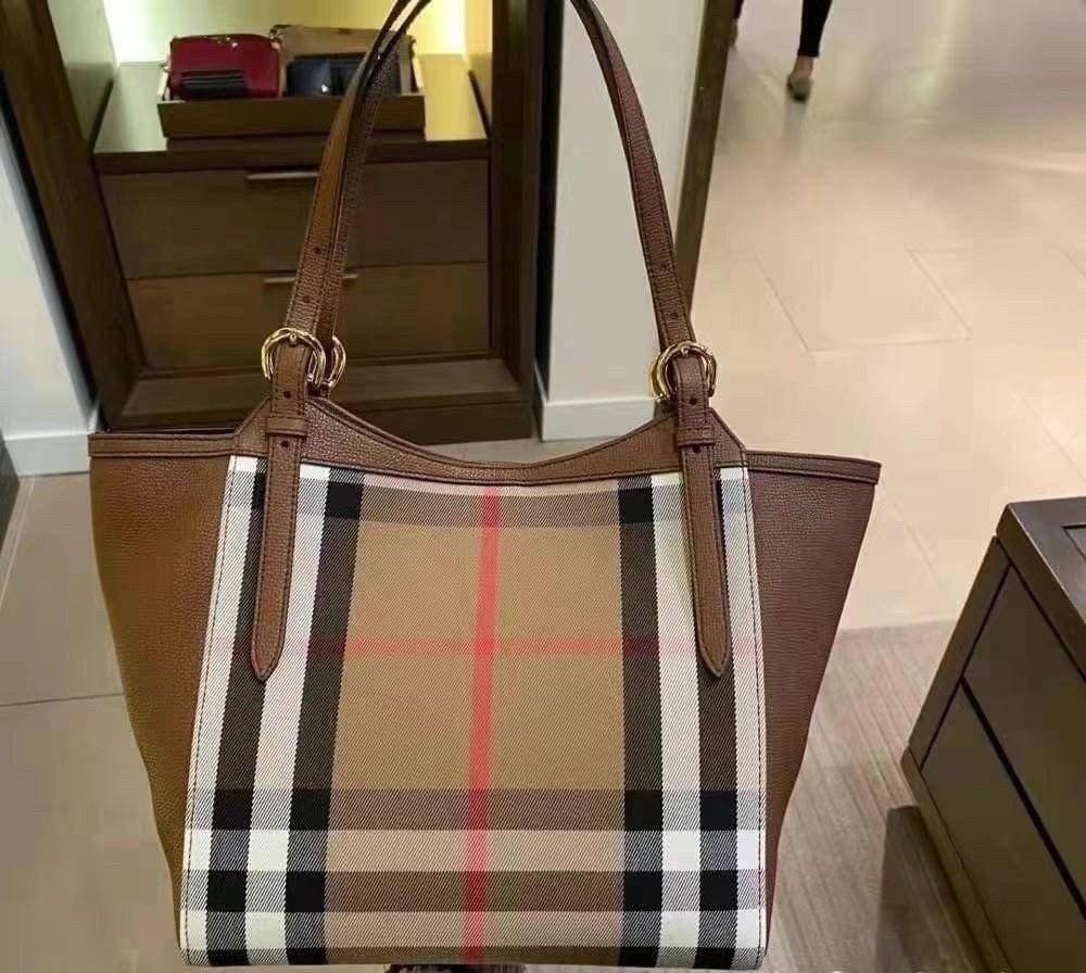 Burberry House Check Derby Canterbury Leather Tote / Burberry Tote Bag กระเป๋าถือหรือสะพายไหล่ วัสดุ canvas +หนังแท้ ภายในโล่ง มี1ช่องซิปและ2ช่องเล็กใส่ตังค์ใส่บัตร น้ำหนักเบา จุของได้เยอะ ครบจบใบเดียวทั้งเที่ยวและไปทำงานคุ้มสุดๆ ไม่ควรพลาดเลยค่า