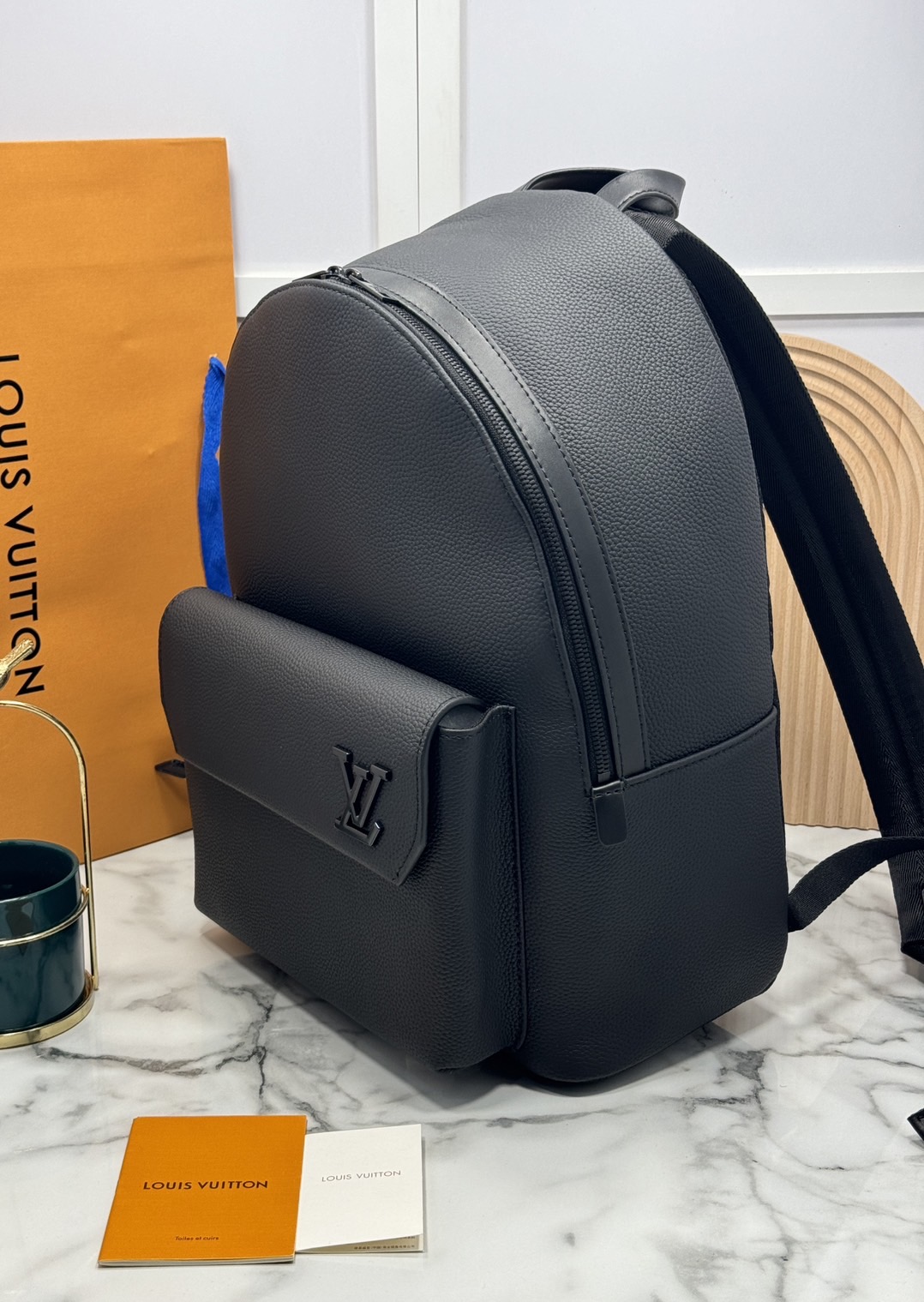 LV Takeoff Backpack กระเป๋าเป้สะพายหลัง สีดำเต็มใบหรูหราแบบเรียบง่าย ตกแต่งด้วยตัวอักษร “LV” โลหะสีดำด้าน ช่องหลักที่กว้างขวาง เหมาะสำหรับการเดินทางในวันหยุดสุดสัปดาห์หรือวันพักผ่อนสบายๆ 🤍 เกรดท็อปออริจินอล 1:1 เกรดดีสุด