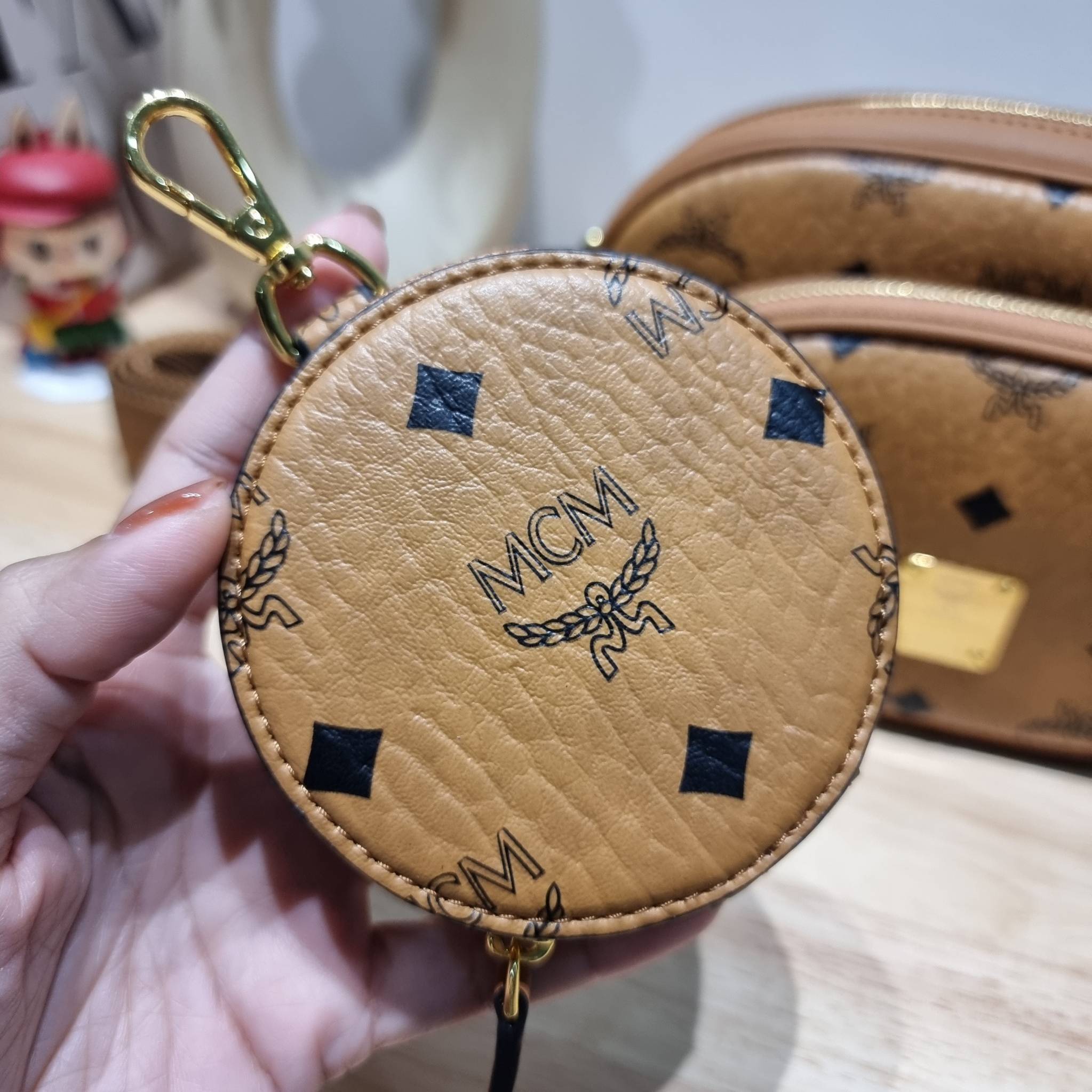 ORI | M.C.M ESSENTIAL MULTI POCHETTE BAG IN VISETOS กระเป๋าสะพายมัลติฟังก์ชั่น ดีไซน์กระเป๋าทรง pouch 3 ชิ้นสุดคุ้ม สามารถประกอบเข้าด้วย หรือแยกชิ้นใช้งานได้หมด ครบครันตอบโจทย์ทุกลุค