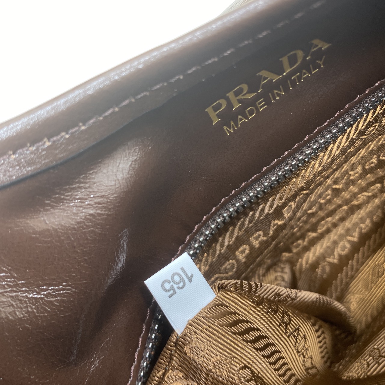 TOP ORI หนังแท้ | เกรดดีสุด PRADA Medium leather tote bag / pradahobo กระเป๋าสะพายทรงโฮโบ คลาสสิคหนังเงาสวยหรูดูแพง ใบใหญ่กำลังดี ดีไซน์ใหม่ล่าสุด ภายในโล่งกว้าง จุของได้สบายๆ