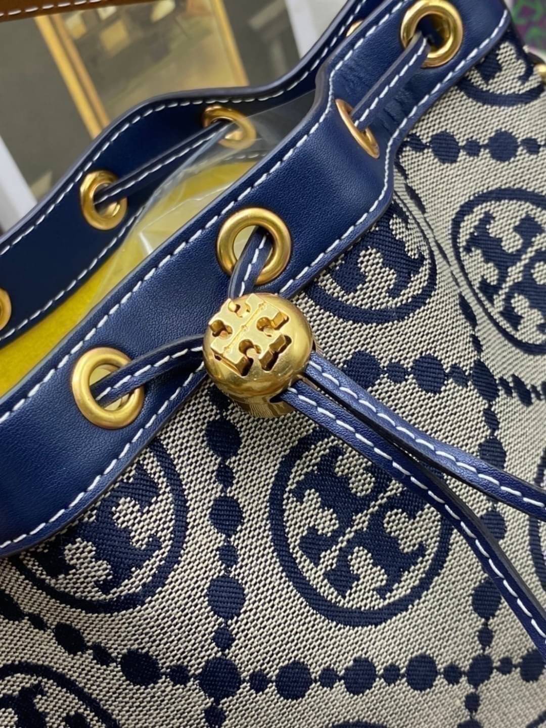 Medium Tory Burch T Monogram jacquard bucket bag กระเป๋าทรงบัคเก็ตลายโมโนแกรม ที่ได้รับแรงบันดาลใจมาจากโลโก้สุดคลาสสิก กลับมาอีกครั้งในรูปแบบของ ลวดลาย T Monogram ที่ผสมผสานความร่วมสมัยเข้ากับความเป็นเอกลักษณ์ของแบรนด์เข้าไว้ด้วยกัน