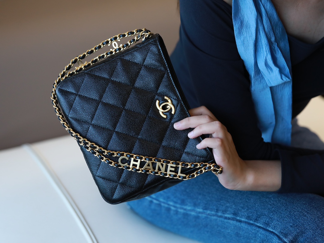 Chanel 22s small hobo bag black caviar / CHANEL VIP GIFT CAVIER BAG กระเป๋าทรงสะพายข้าง ที่กำลังมาแรงมาในตอนนี้ ตัวกระเป๋าเป็นหนังลายคาเวียร์สวยหรูมาก อะไหล่ทองวินเทจทั้งใบ ด้านหน้าประดับโลโก้แบรนด์ เปิดปิดด้วยตัวหมุนล้อค ด้านในใส่กระเป๋าสตางค์ได้ถึงใบยาว