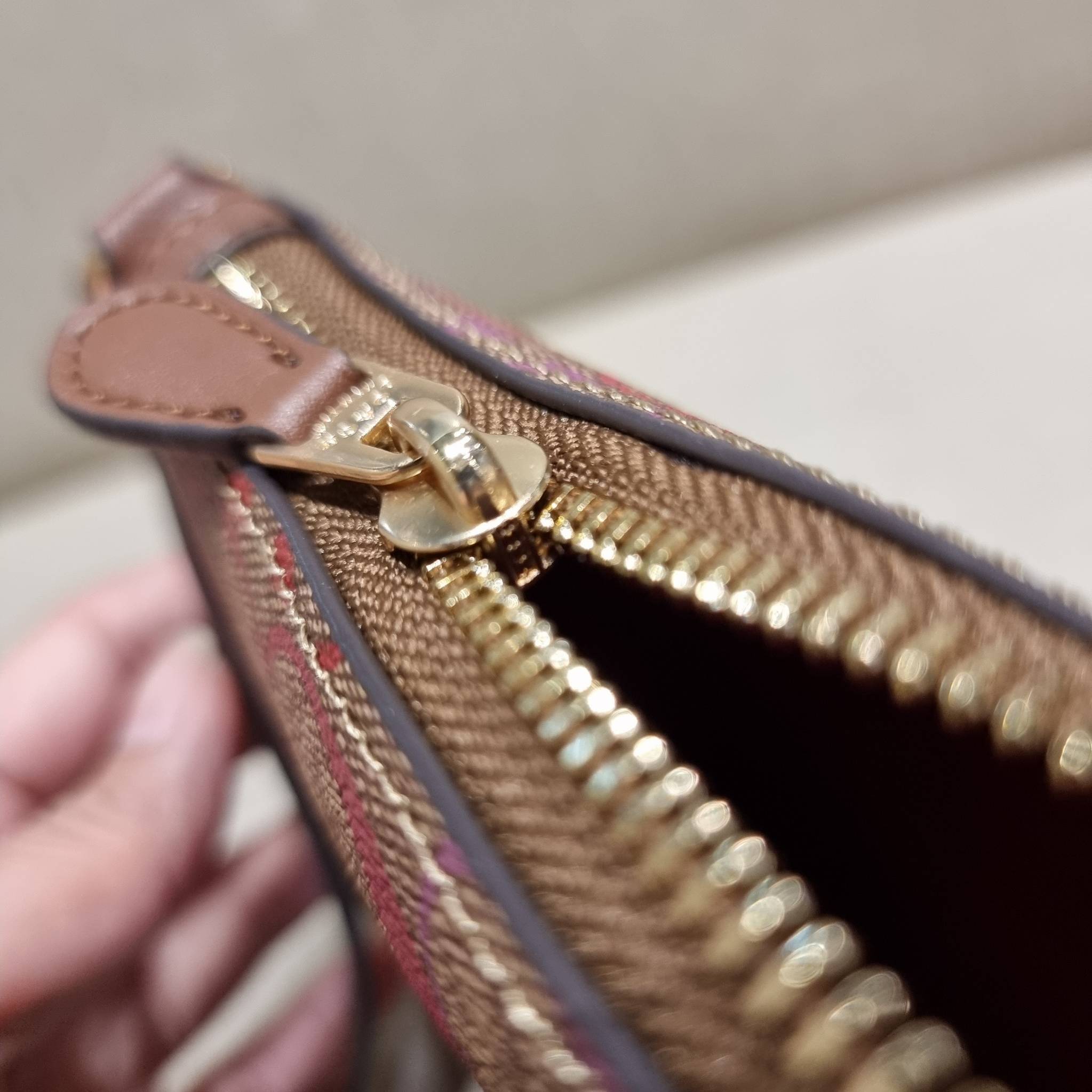 COACH C1653 ZIP TOP CROSSBODY IN RAINBOW SIGNATURE CANVAS คอลเลคชั่นใหม่ ปังและสวยไปอีกหนึ่ง สาวๆตามหาต้องไอเท็มนี้ กระเป๋าสะพายข้าง ใช้งานง่าย สายสะพายในตัว ปรับได้สบายๆ ดีไชน์รูปทรงออกมาคลาสสิค น่าใช้ วัสดุหนังแคนวาส เปิด-ปิดด้วยซิป ภายในเป็นช่องโล่ง มี