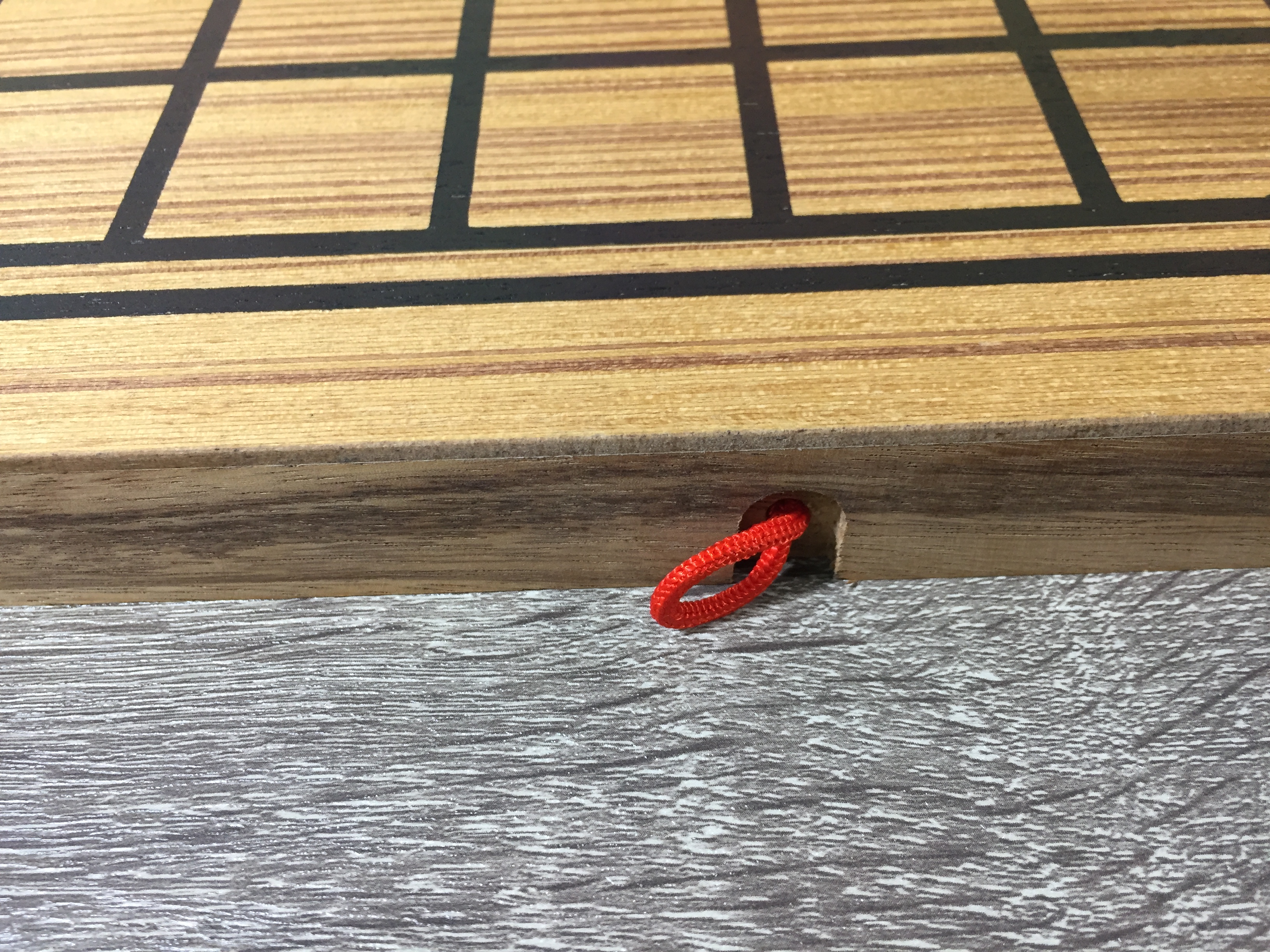 ชุดหมากรุกไทยพลาสติกสีดำและสีขาวพร้อมกระดานไม้