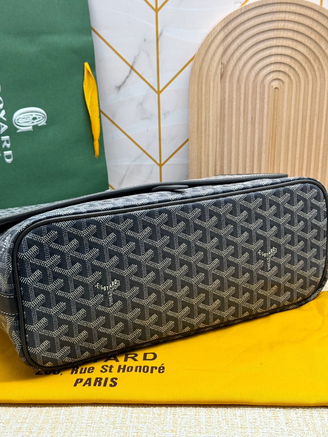GOYARD Capetien MM Messenger Bag กระเป๋าแมสเซ็นเจอร์ใบใหญ่ ที่สุดของความหรู ตอบโจทย์การใช้งานจุของได้เยอะ เอกสาร แทปเล็ต พร้อมสายสะพาย ใช้งานง่าย ใบจริงสวยงามตามรูปค่ะ