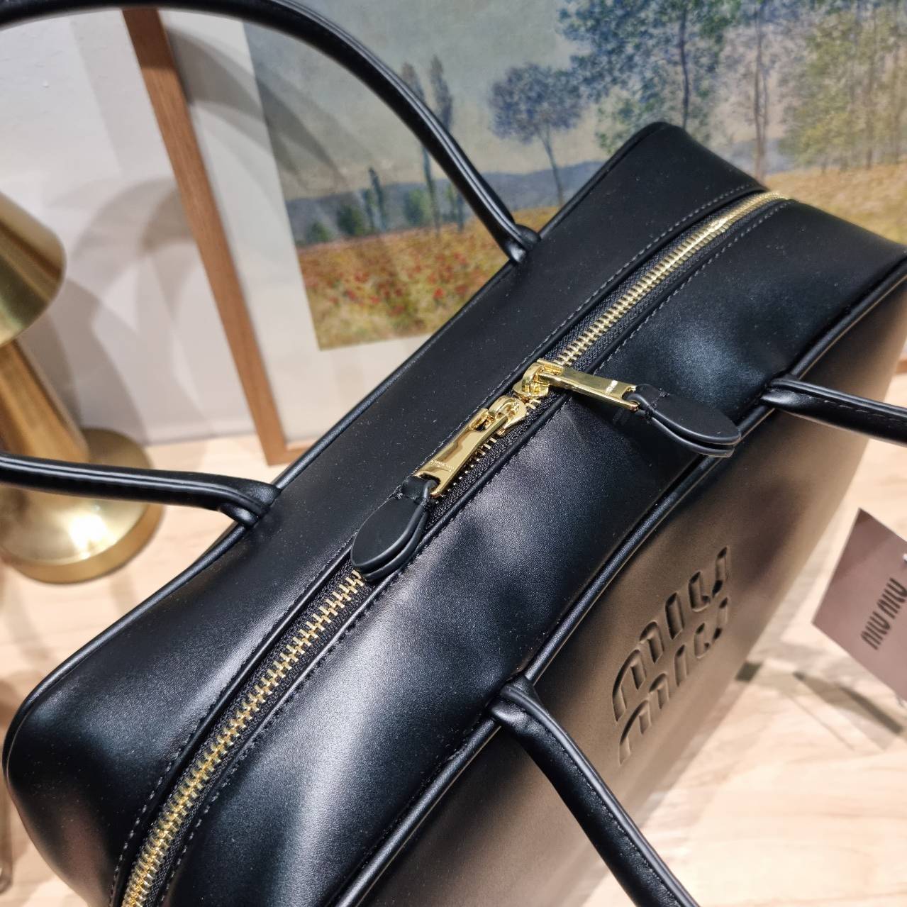 MIU MIU LEATHER BEAU BAG กระเป๋าถือรุ่นสุดจึ้ง ที่ไม่มีตอนนี้คือพลาด ดีไซน์เรียบแต่มากมีอยู่จริง สวยดูแพง หูจับในตัวง่ายและสะดวกพกพา เพียงแค่คล้องไหล่ ขนาดใหญ่จุของได้แบบสบายๆ